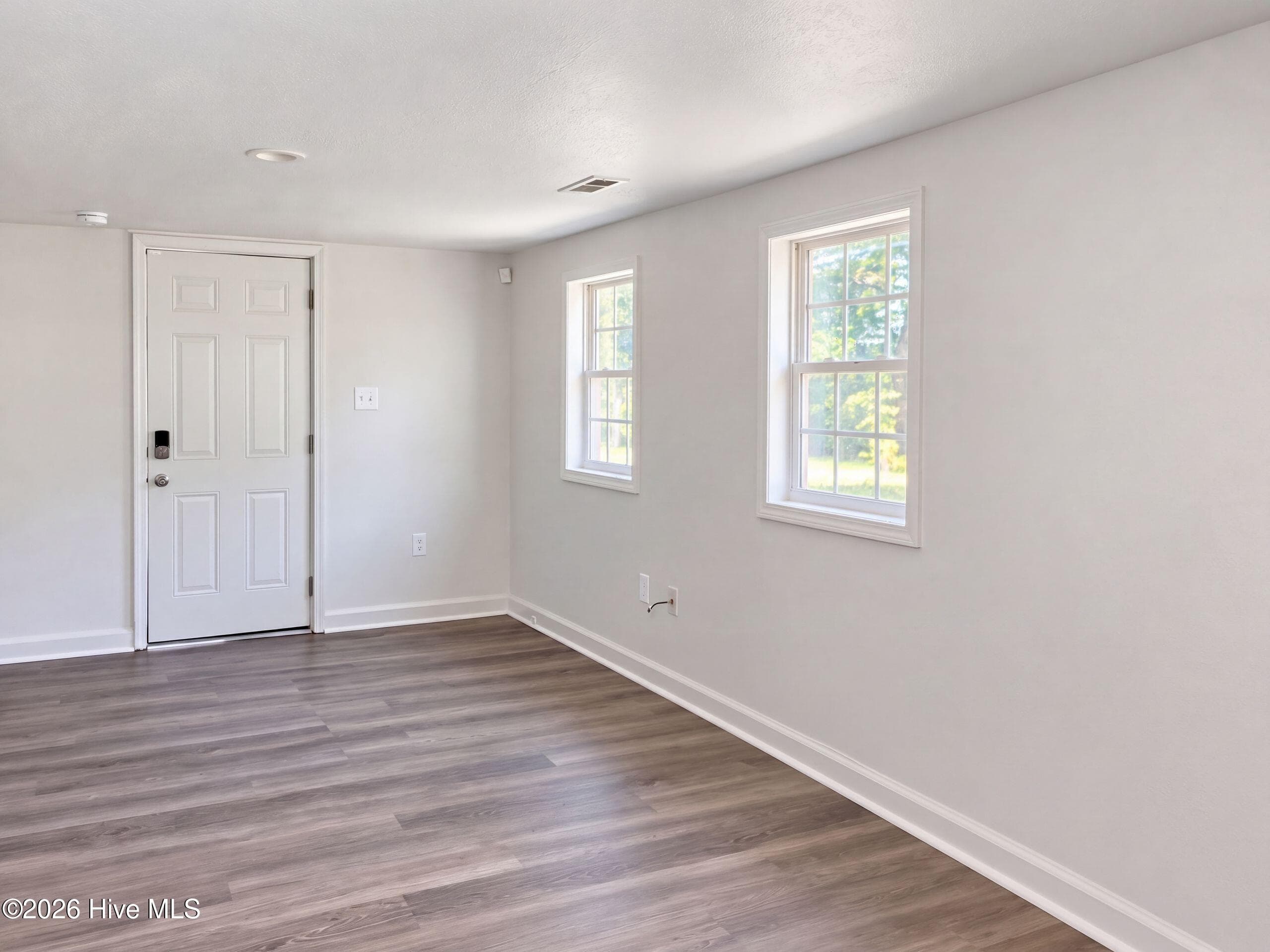 Single Family Residence at 206 N Poplar Street E, New Bern, NC 28560, New Bern, photo 3 of 14