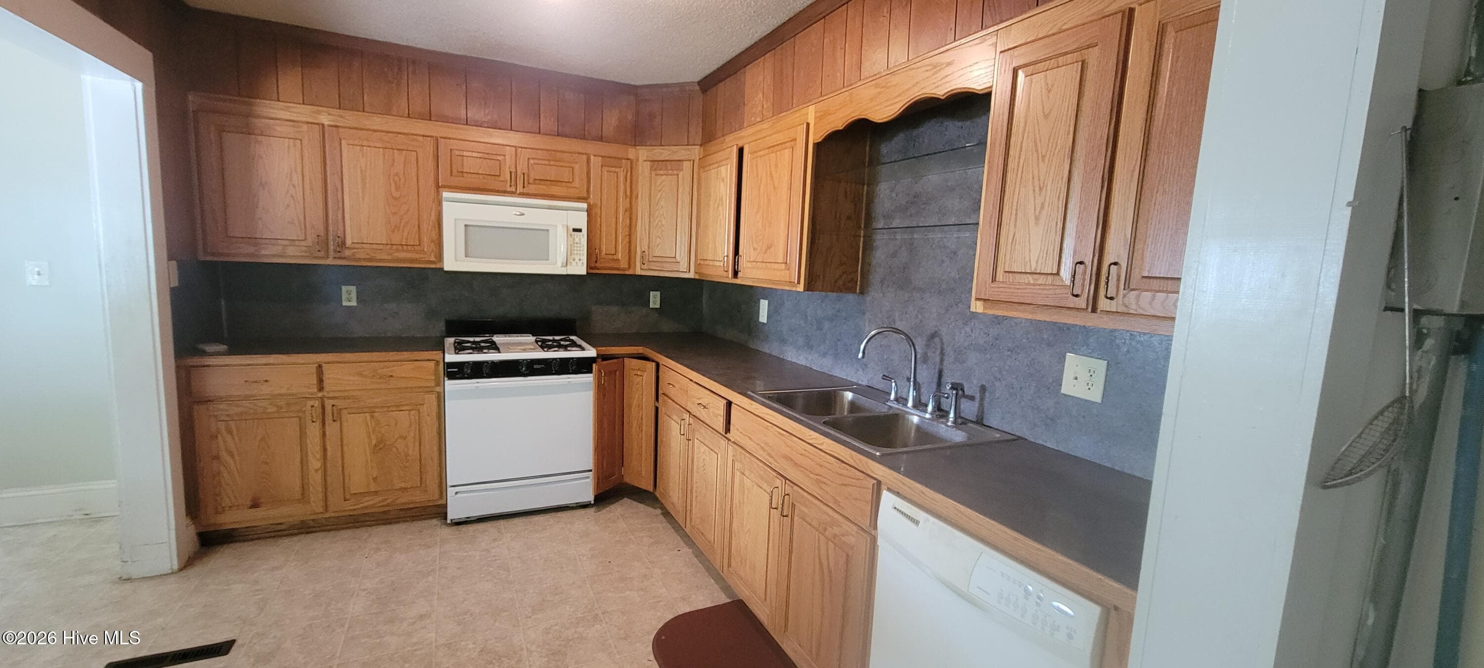 KITCHEN - 329 E 11th Street, Washington, NC 27889