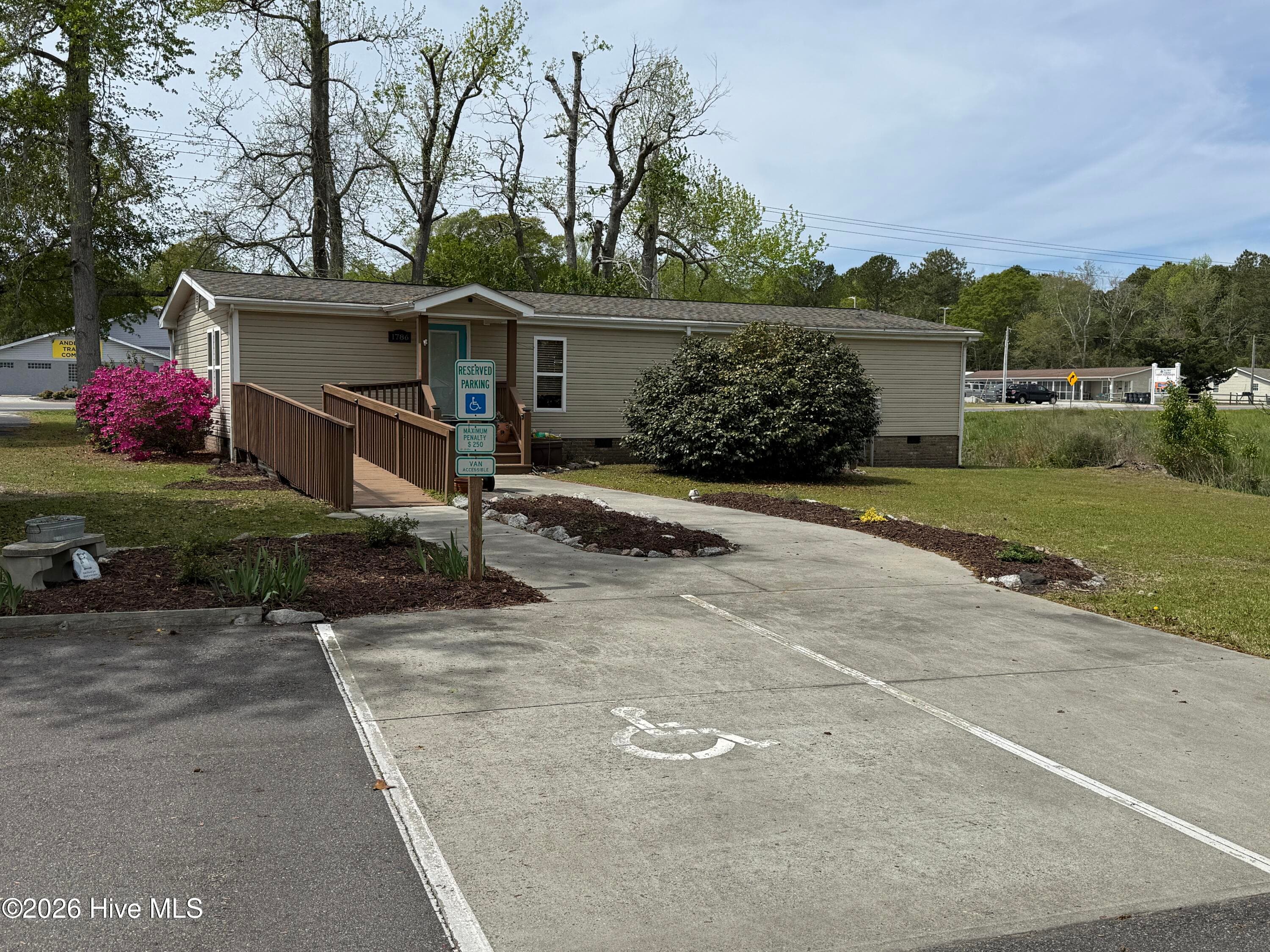 Manufactured Home at 1786 Pine Valley Drive SW, Supply, NC 28462, photo 4 of 29
