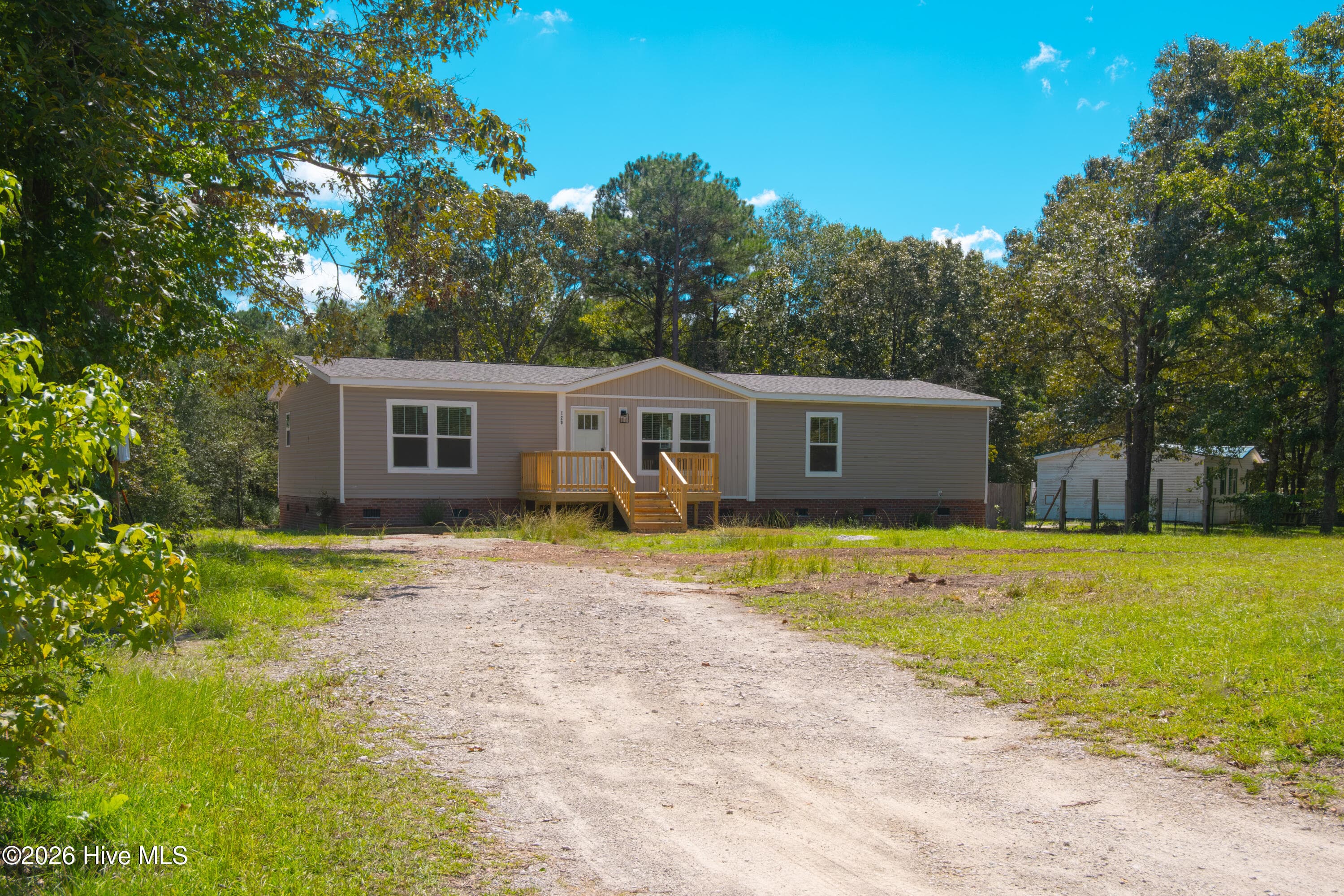 Manufactured Home at 120 Edgewater Lane, Richlands, NC 28574, photo 34 of 44