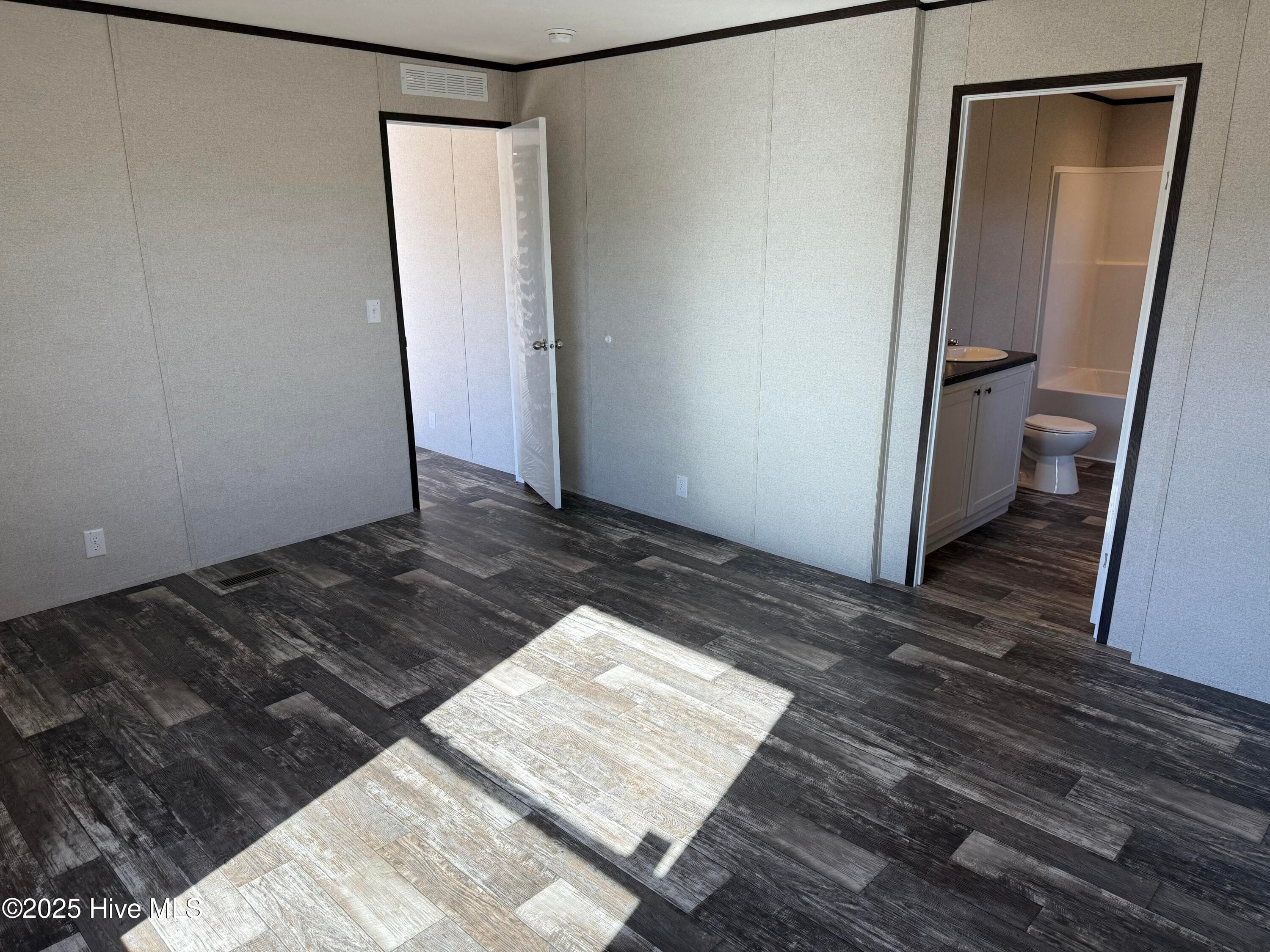 Manufactured Home at 2227 Twisted Hickory Road, Elizabethtown, NC 28337, photo 14 of 27