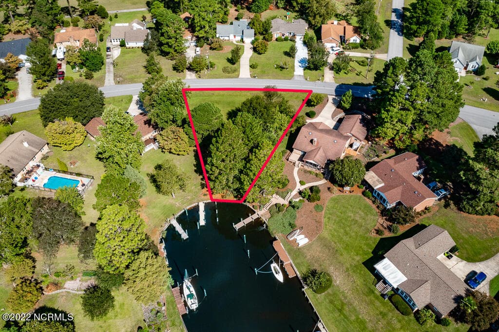 Wooded at 1304 Pelican Drive, New Bern, NC 28560, photo 2 of 12