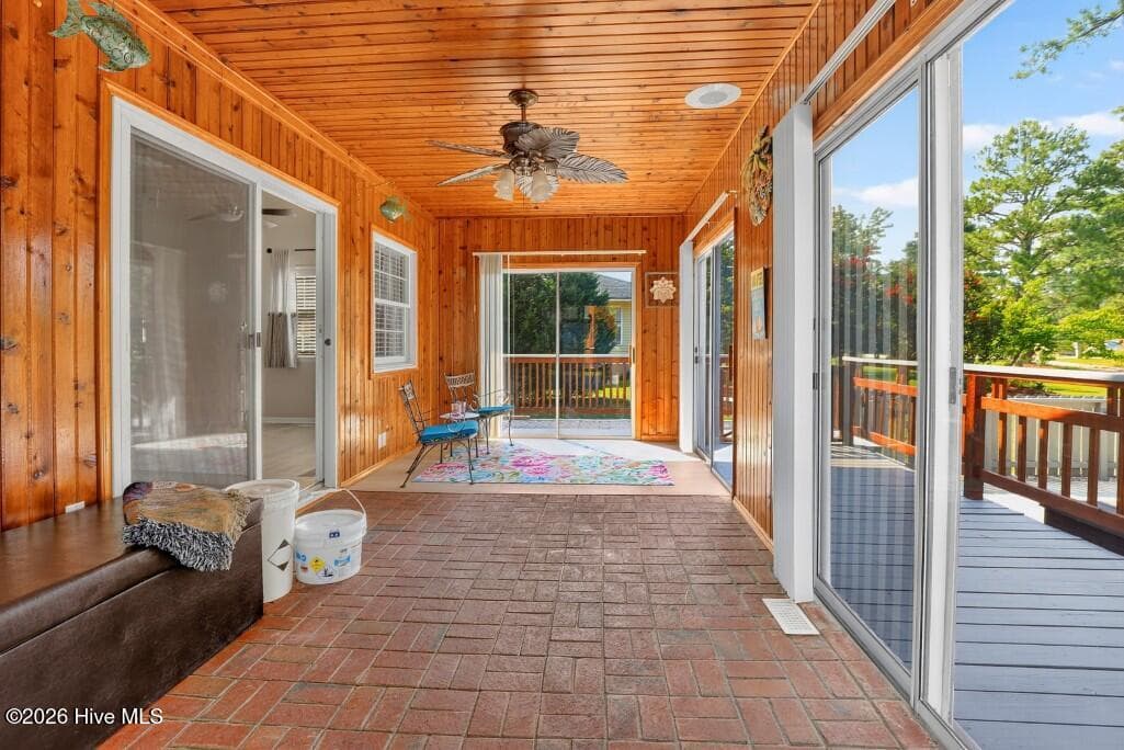Single Family Residence at 6103 Falcon Drive, New Bern, NC 28560, photo 2 of 4