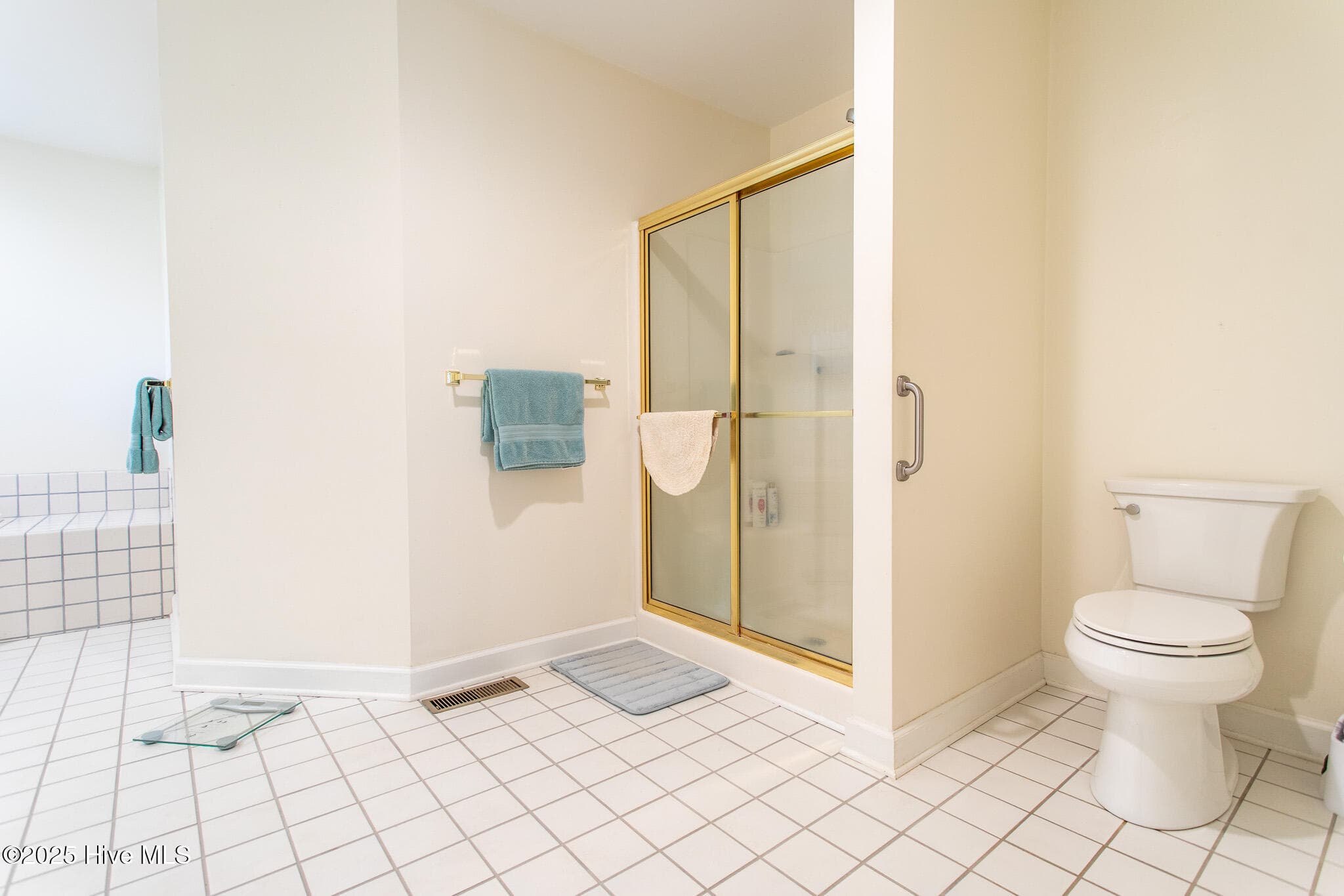 Huge primary bedroom - 122 Waccamaw Drive, Hertford, NC 27944