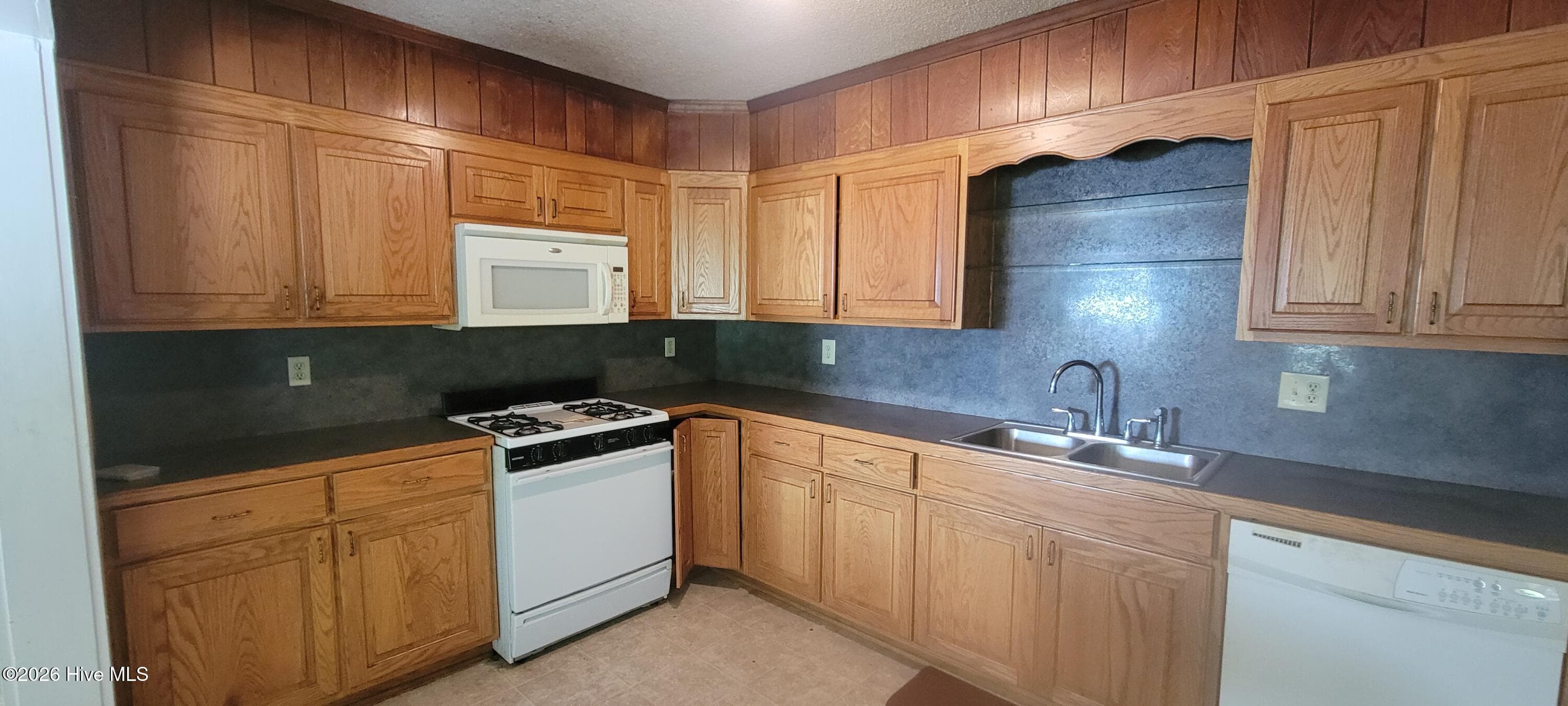 KITCHEN - 329 E 11th Street, Washington, NC 27889