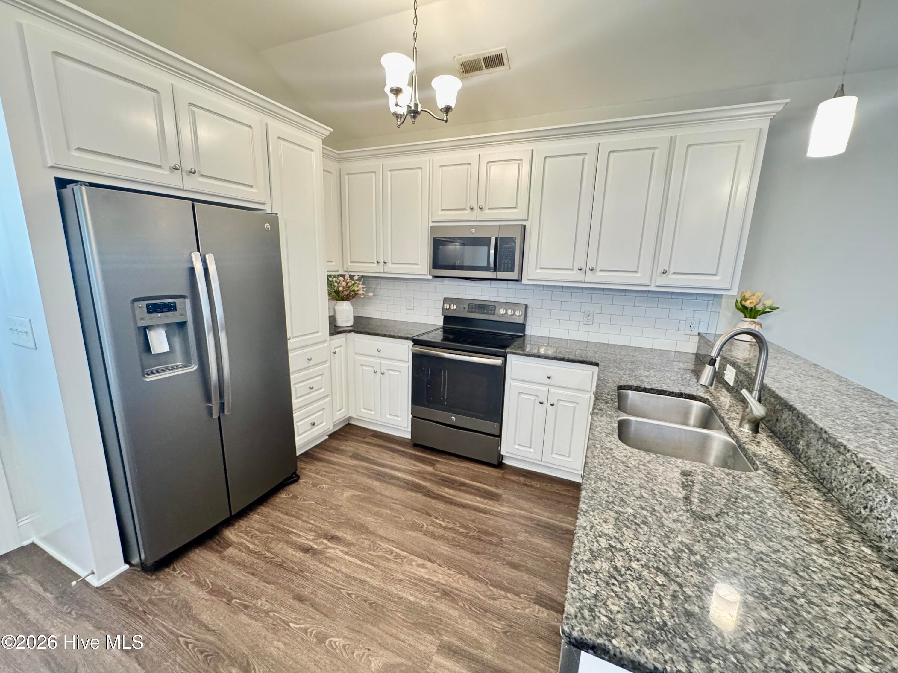Single Family Residence at 733 Seneca Court, Winterville, NC 28590, photo 6 of 26