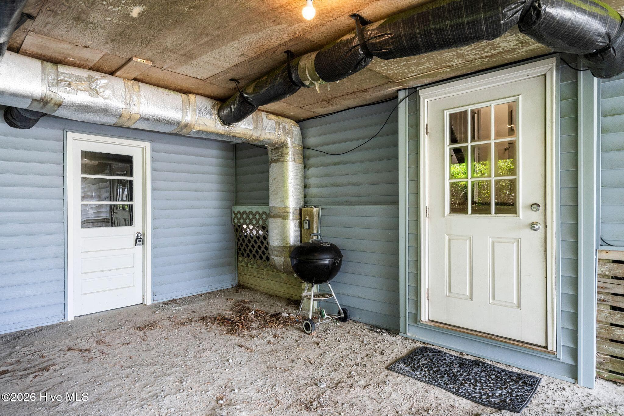 Wet weather entry on the right, laundry/storage on the left. Sandy, soggy people welcome. - 129 S Anderson Boulevard A, Topsail Beach, NC 28445