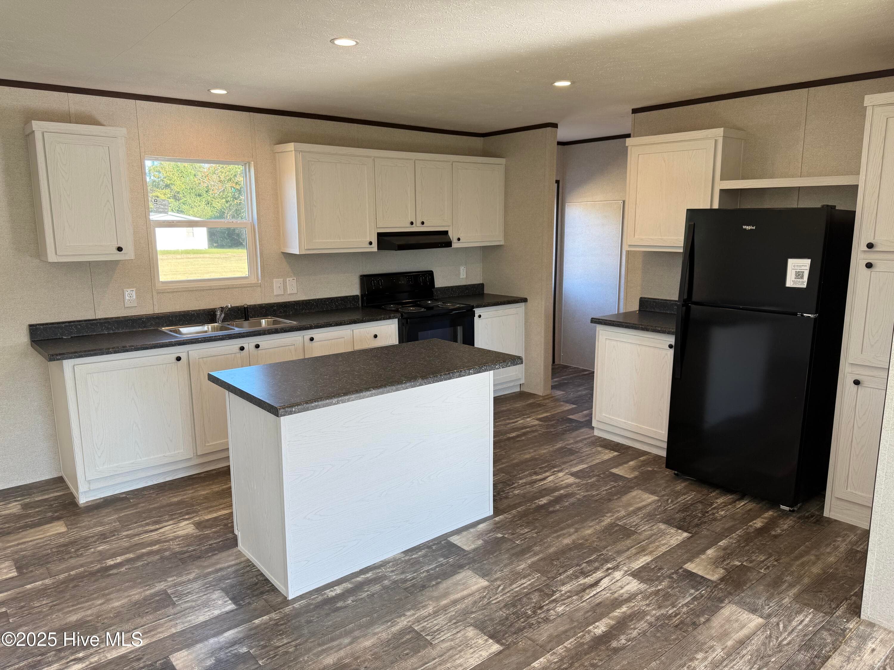 Manufactured Home at 2227 Twisted Hickory Road, Elizabethtown, NC 28337, photo 10 of 27