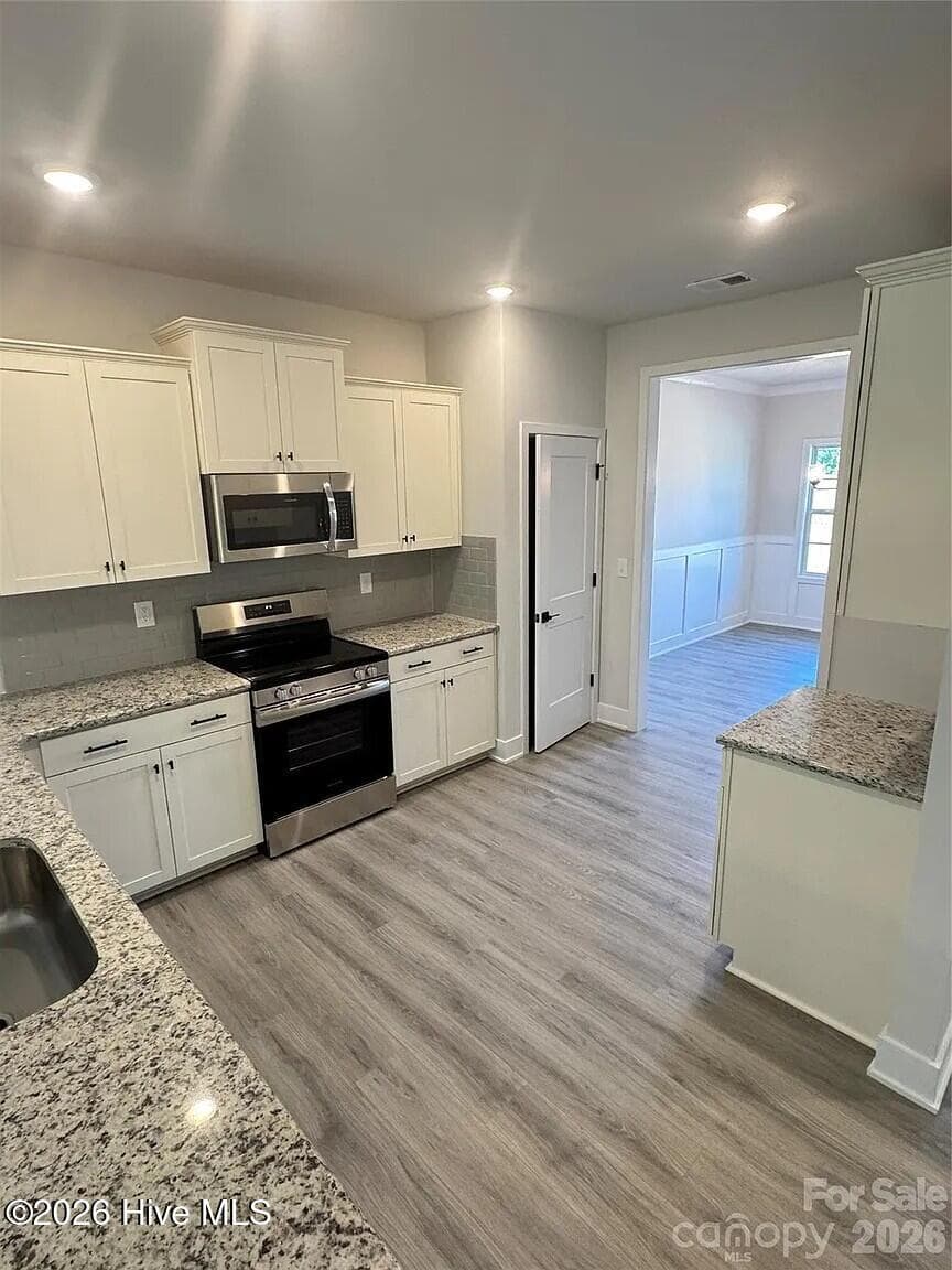 Photos of same floor plan in a different community. Colors trim packages may vary. - 106 Shoal Lane, New Bern, NC 28562