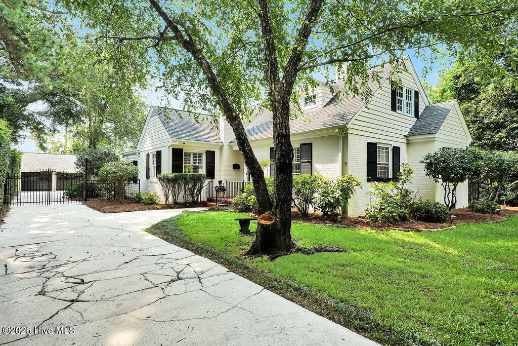 Single Family Residence at 1413 Hawthorne Road, Wilmington, NC 28403, photo 2 of 4
