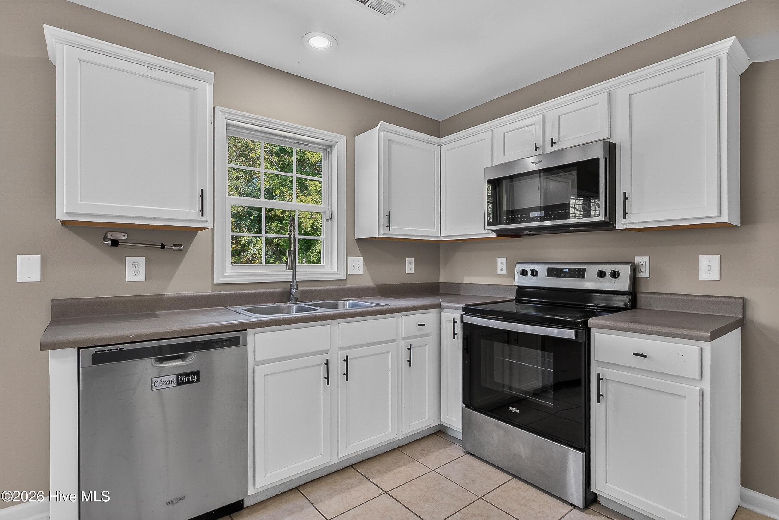 Single Family Residence at 172 E Ridge Court, Jacksonville, NC 28540, photo 17 of 50