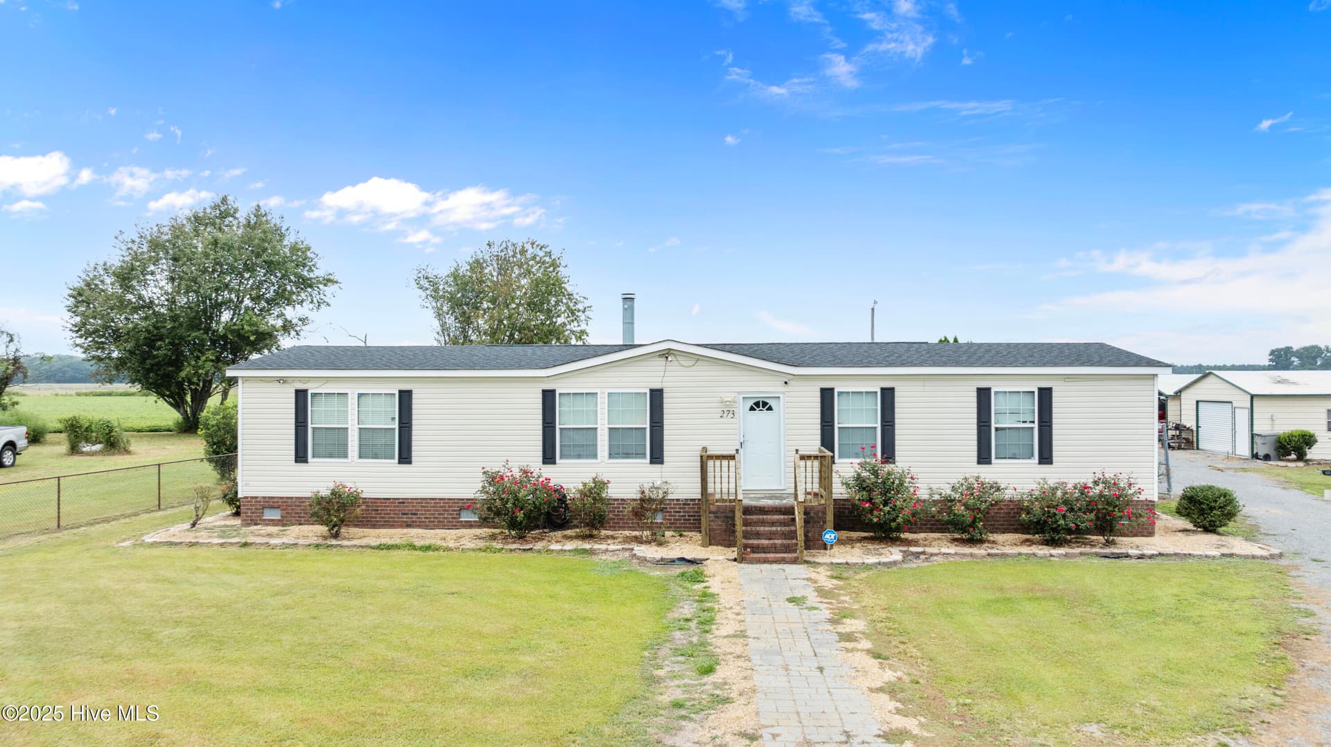 Manufactured Home at 273 Wall Street, Snow Hill, NC 28580, photo 4 of 19