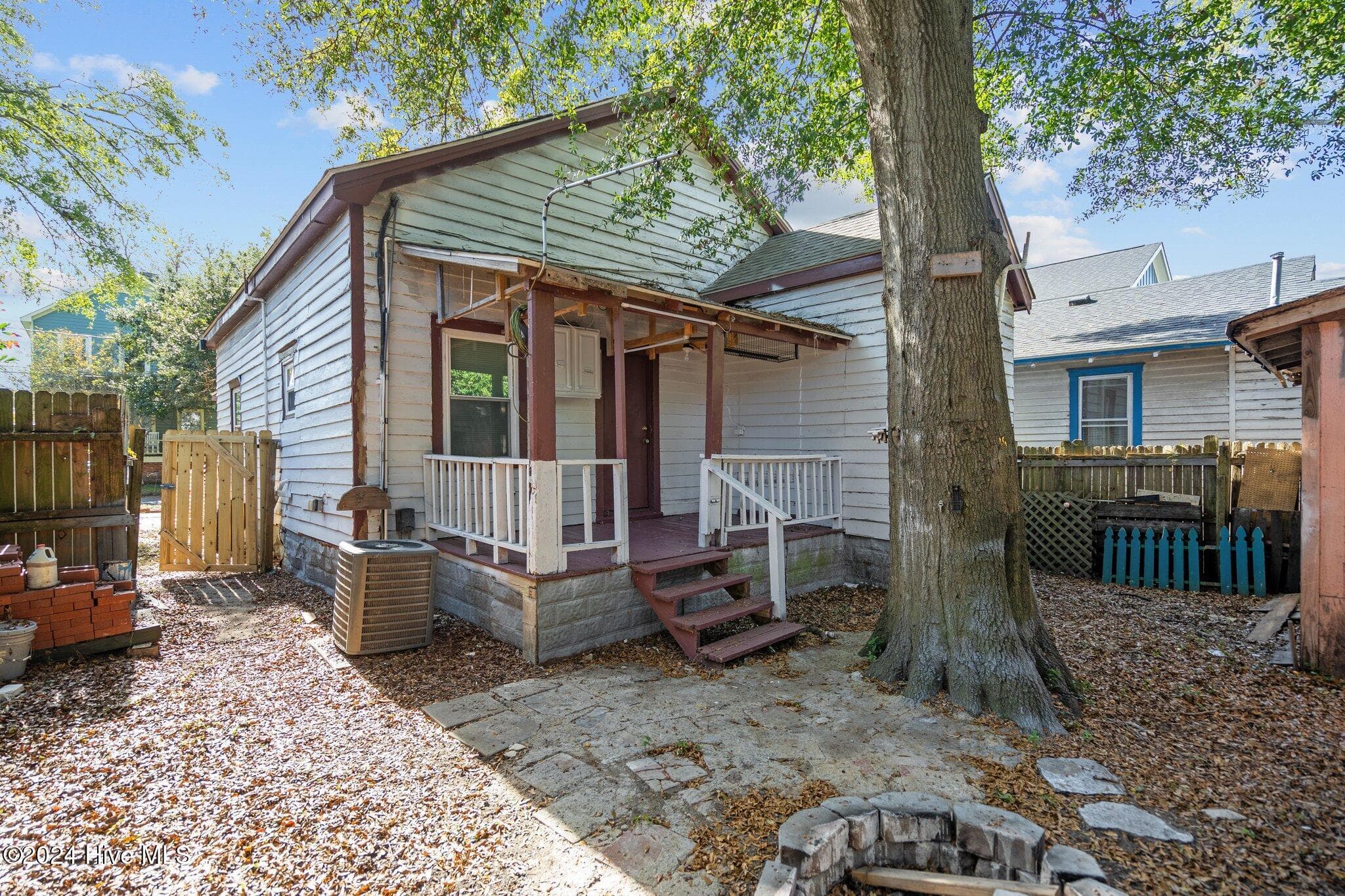 Single Family Residence at 317 Queen Street, Wilmington, NC 28401, photo 3 of 14