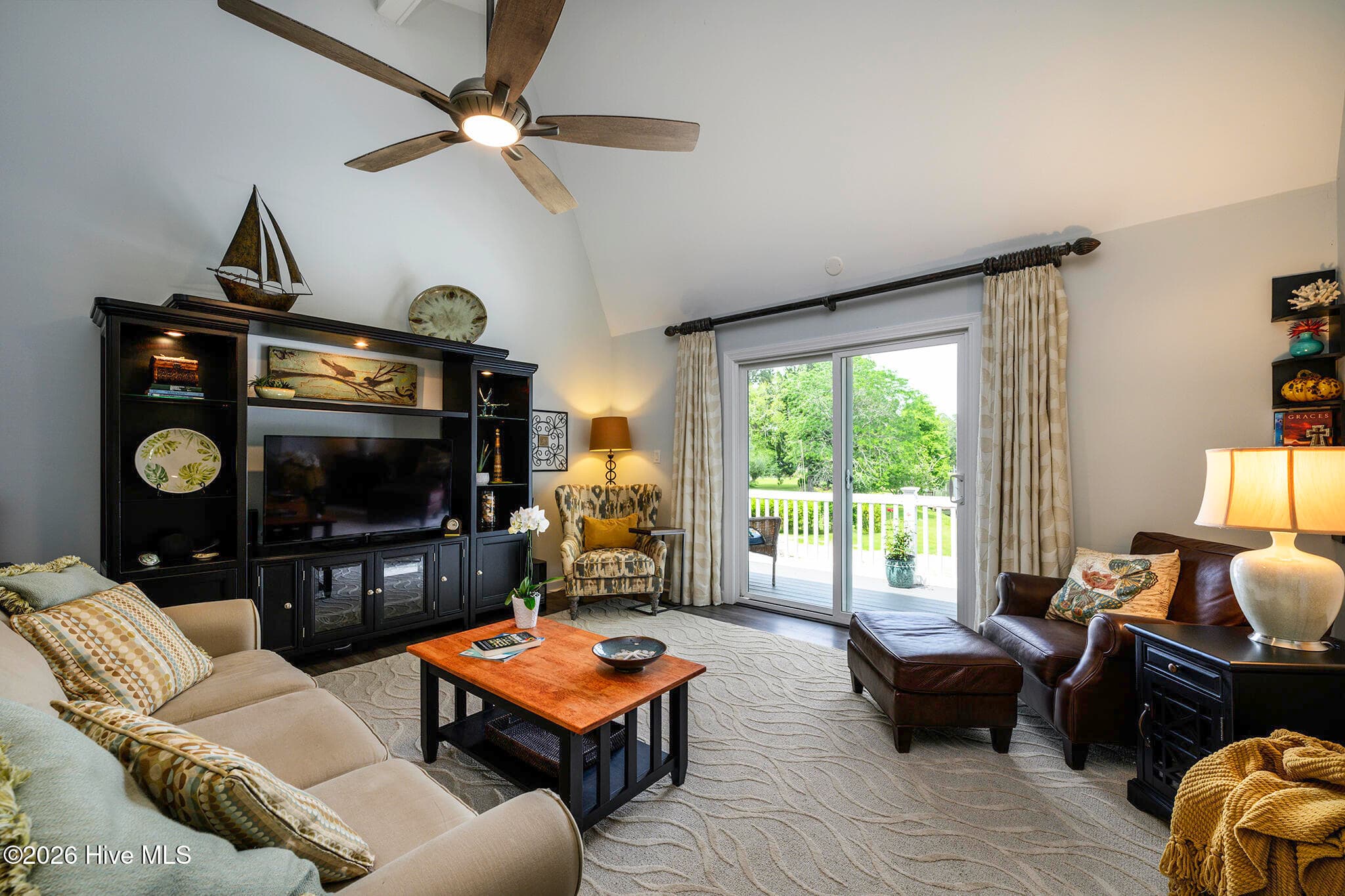 Single Family Residence at 302 Plantation Drive, New Bern, NC 28562, photo 2 of 7