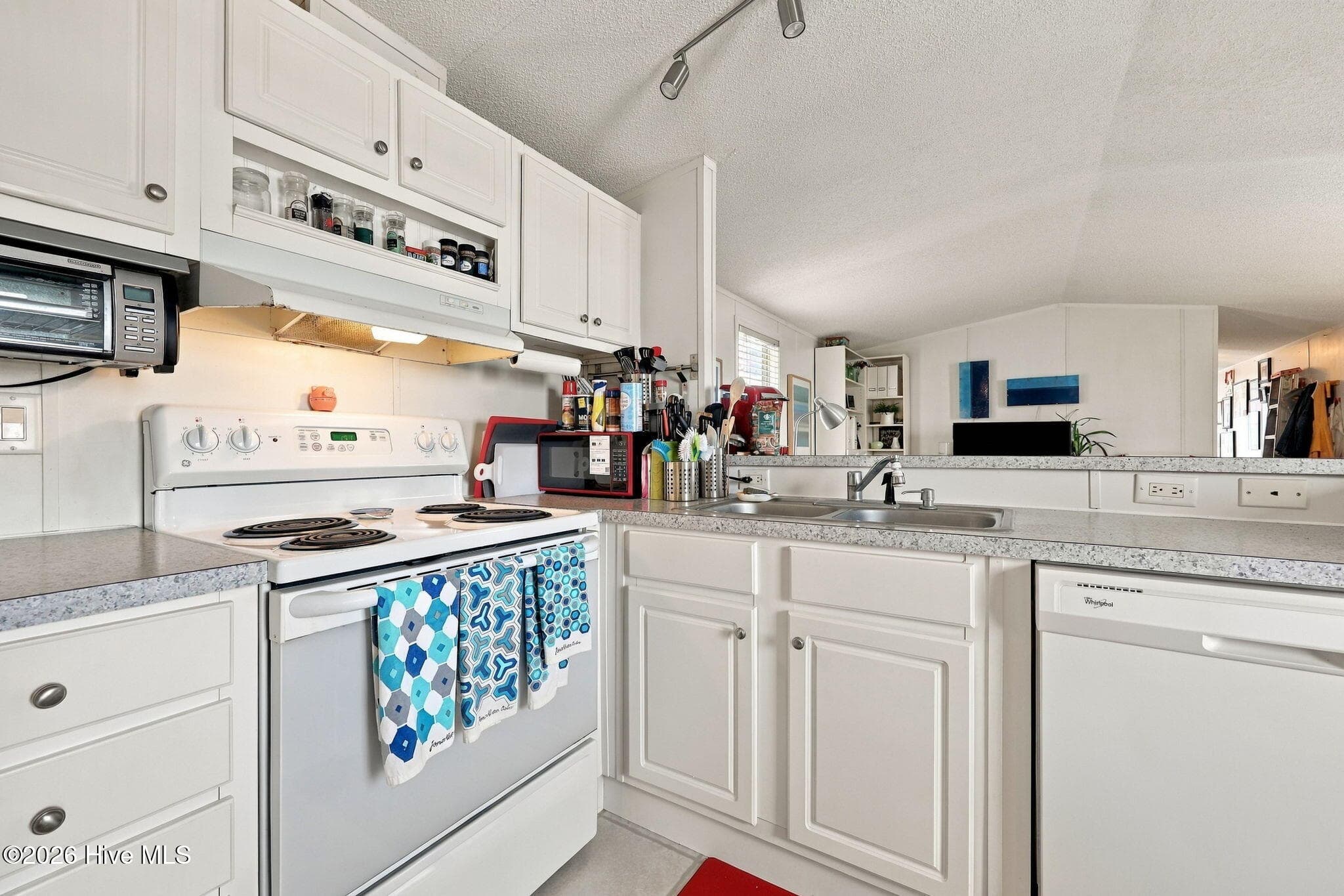Manufactured Home at 1530 Salter Path Road 15, Indian Beach, NC 28512, photo 8 of 33