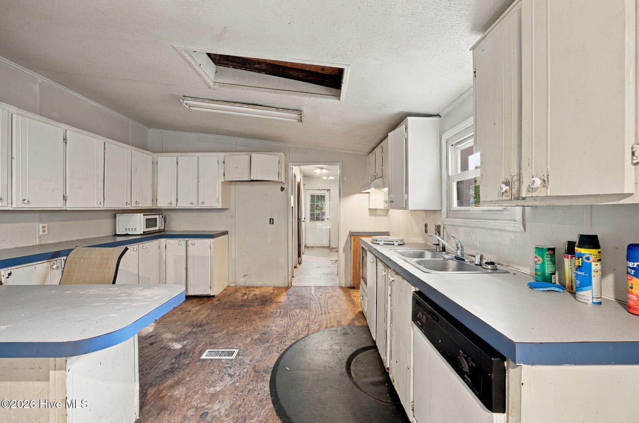 Manufactured Home at 8790 Body Shop Drive NE, Leland, NC 28451, photo 9 of 53