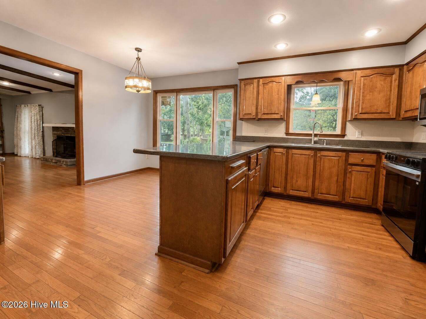 Peninsula style breakfast bar - 13 Farrington Way, North Augusta, SC 29860