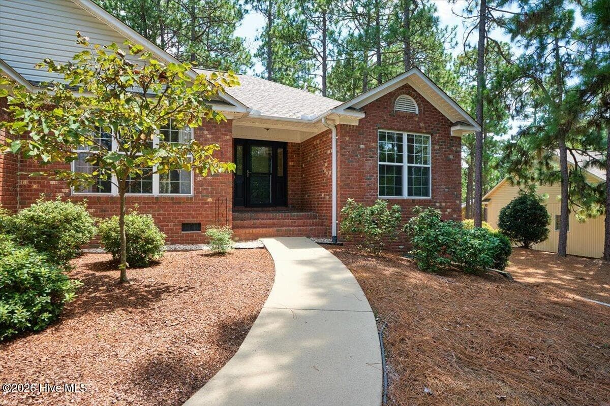 Single Family Residence at 3 Oak Tree Lane, Pinehurst, NC 28374, photo 3 of 59