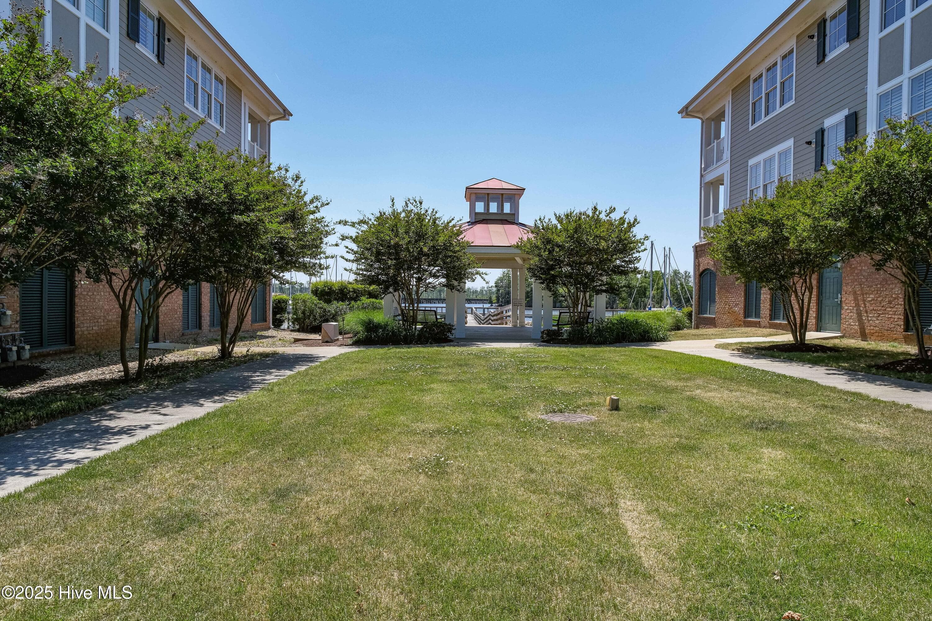 Neighborhood Common Area - 207 S Academy Street, Washington, NC 27889