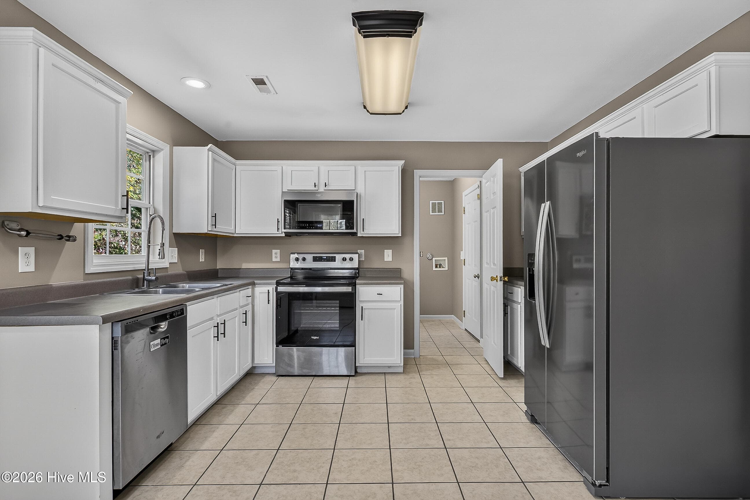 Single Family Residence at 172 E Ridge Court, Jacksonville, NC 28540, photo 15 of 50