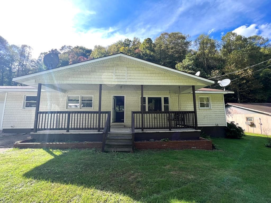 Residential at 1050 US Highway 19, Topton, NC 28781, photo 2 of 31