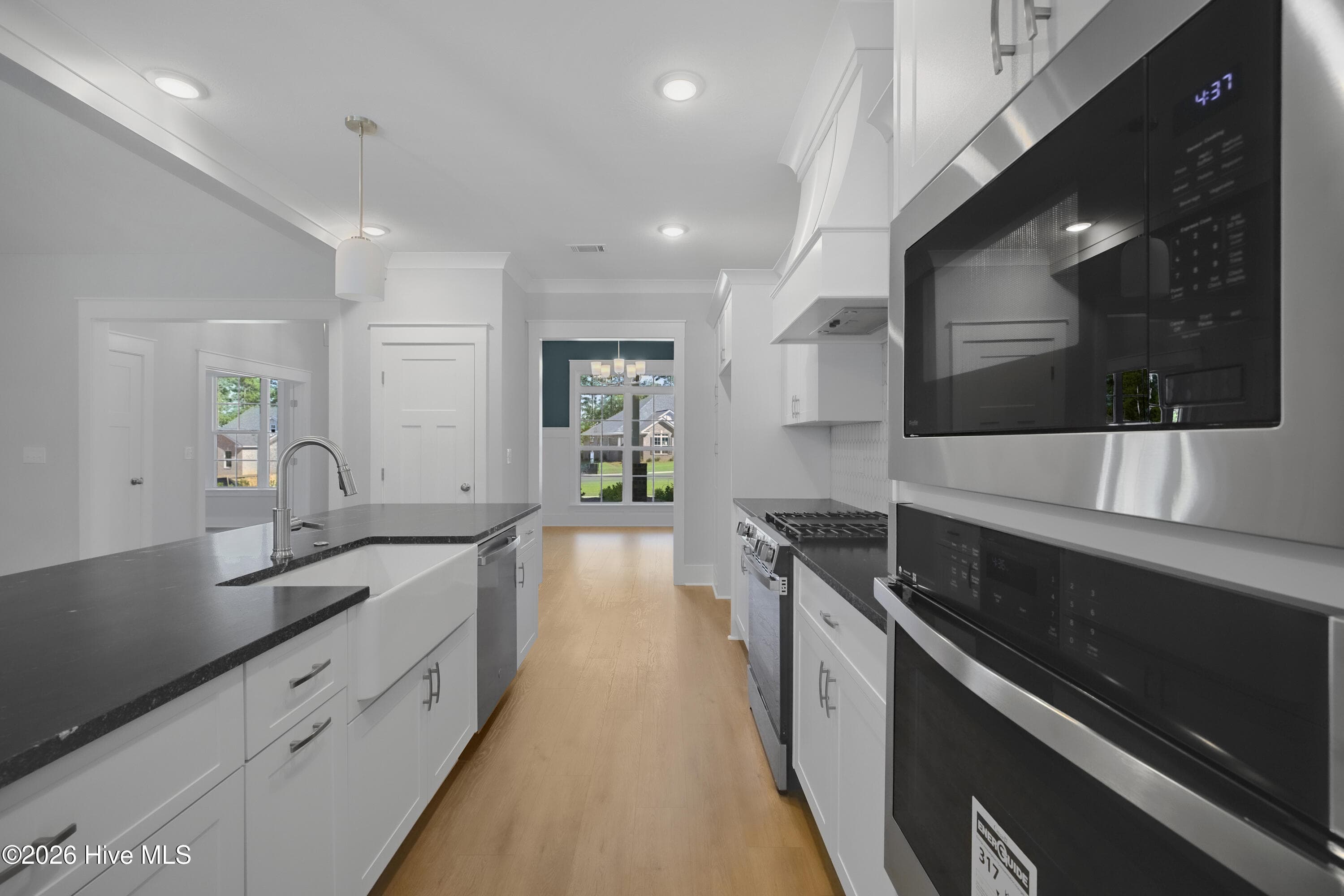 Double oven, gas range - 458 Longshadow Drive, Aiken, SC 29803