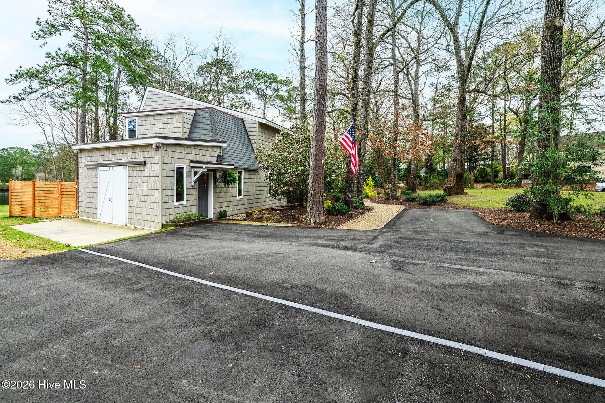 Single Family Residence at 302 Plantation Drive, New Bern, NC 28562, photo 6 of 7