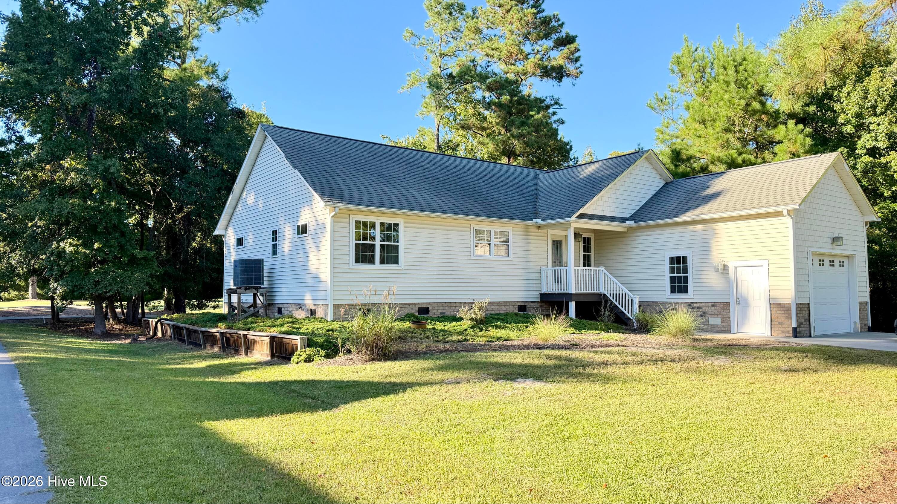 Single Family Residence at 1114 Barkentine Drive, New Bern, NC 28560, photo 4 of 66