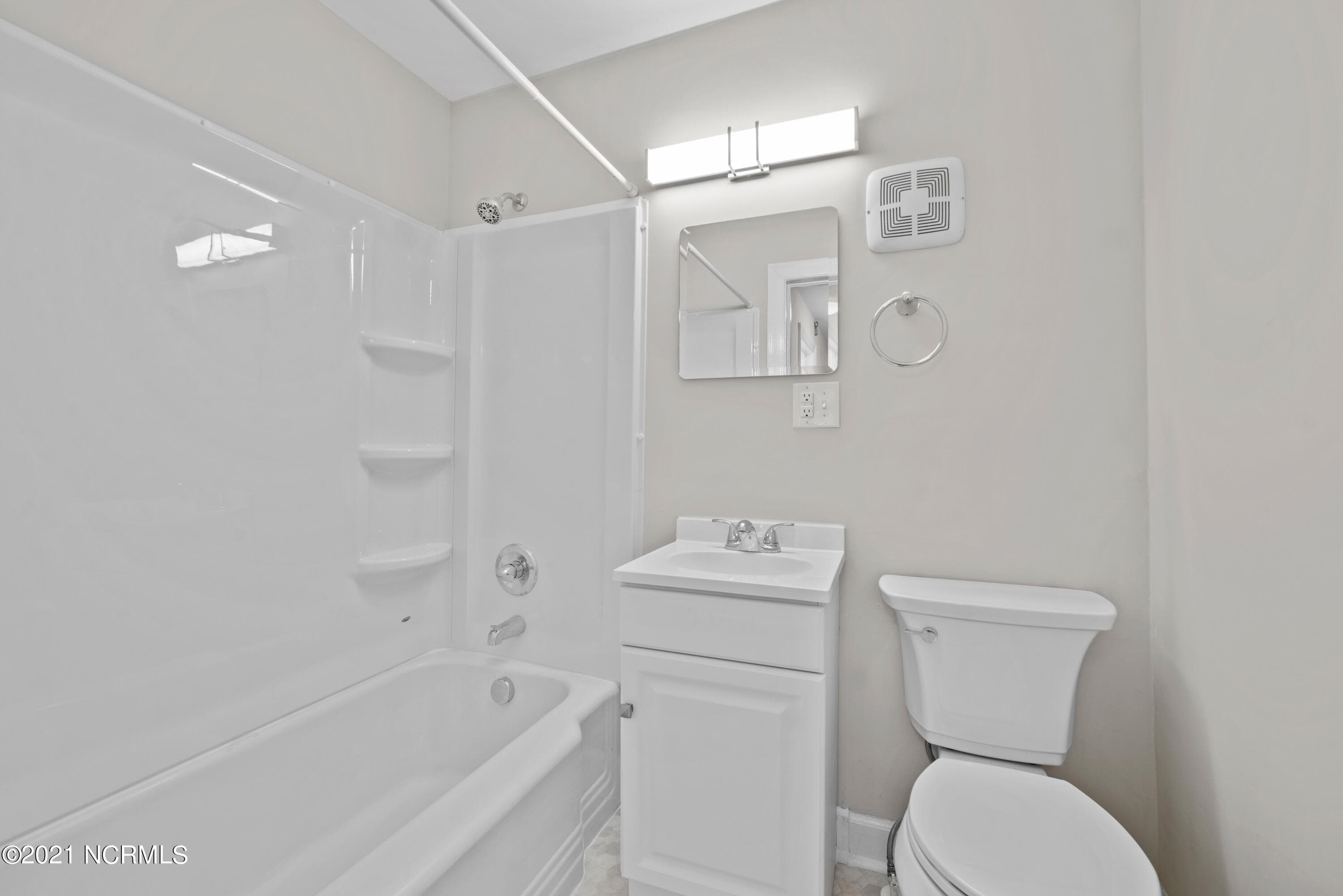 Apartment at 514 Broad Street, New Bern, NC 28560, photo 5 of 18