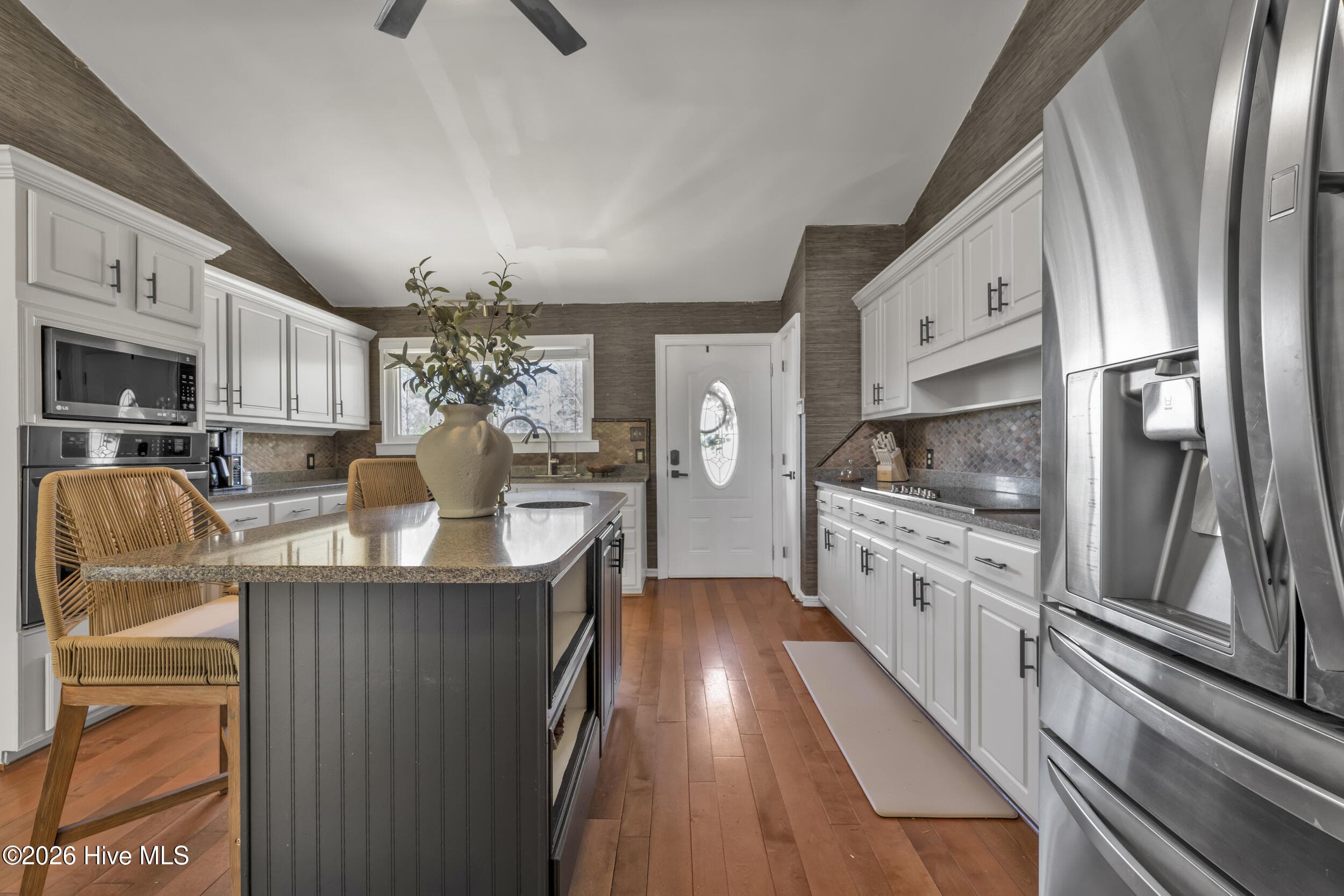 Stainless appliances - 401 S Lake Drive, Thomson, GA 30824