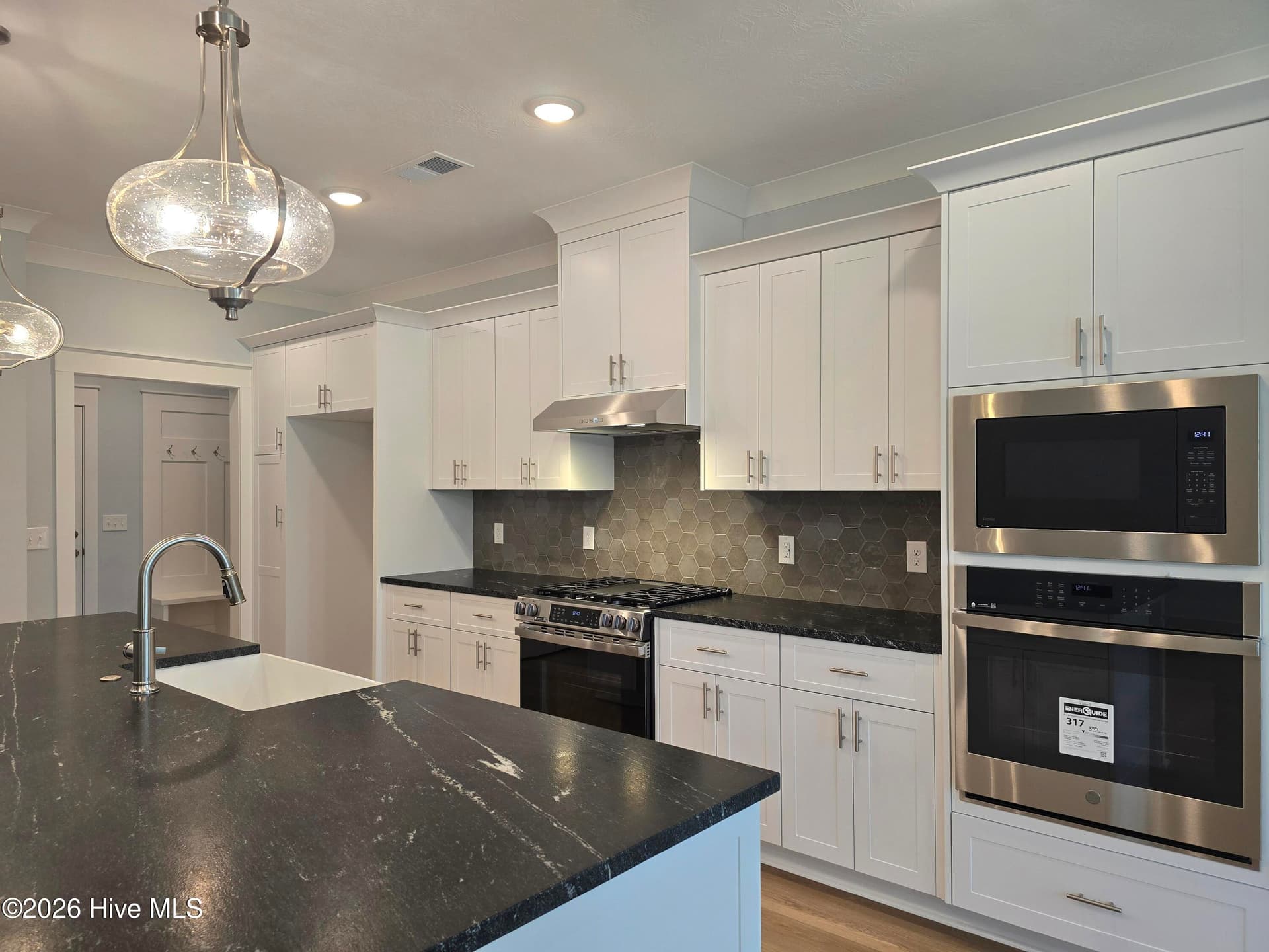 Tile backsplash - 1670 Bellingham Drive, Beech Island, SC 29842
