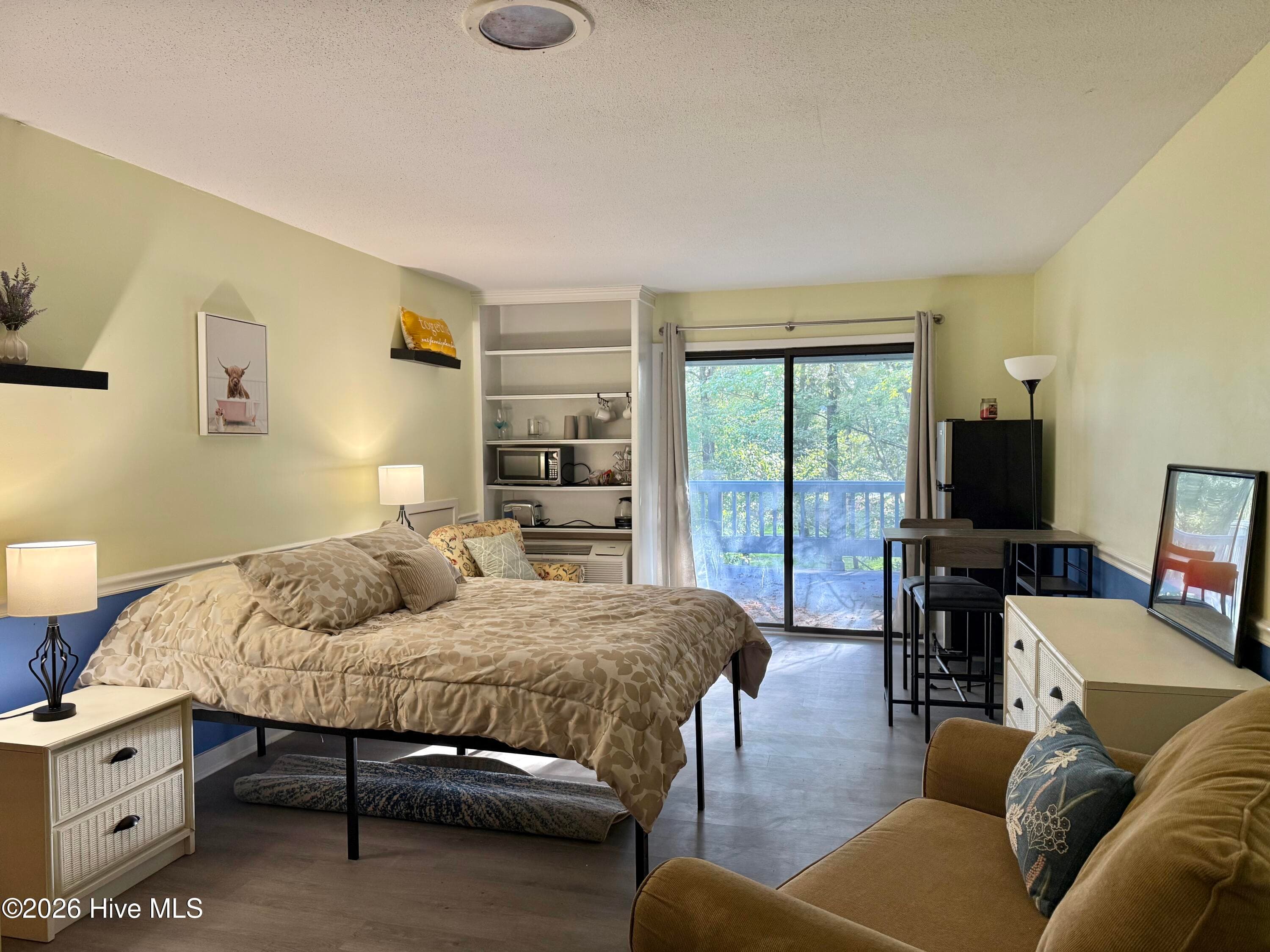Condominium at 1409 Harbourside Drive, New Bern, NC 28560, photo 2 of 4