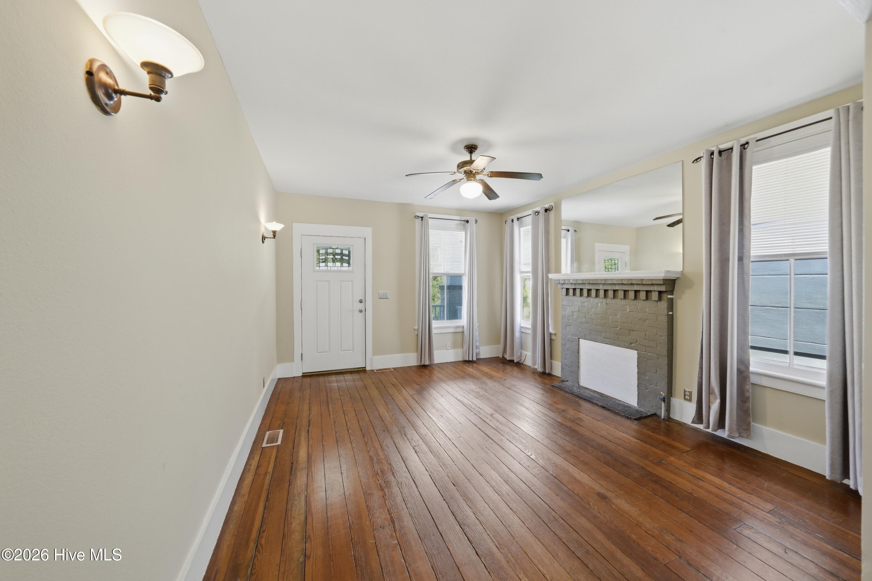Single Family Residence at 2055 Washington Street, Wilmington, NC 28401, photo 5 of 28