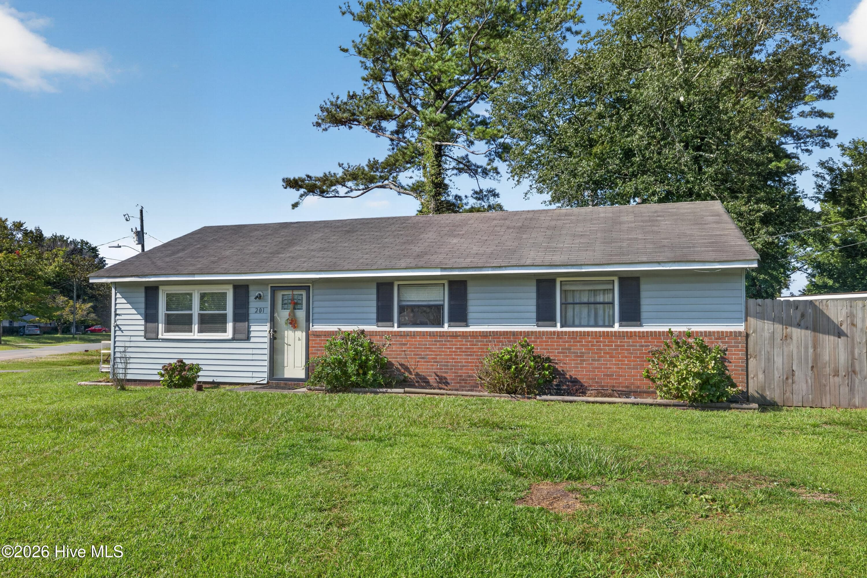 Single Family Residence at 201 Southwold Drive, Wilmington, NC 28409, photo 2 of 21
