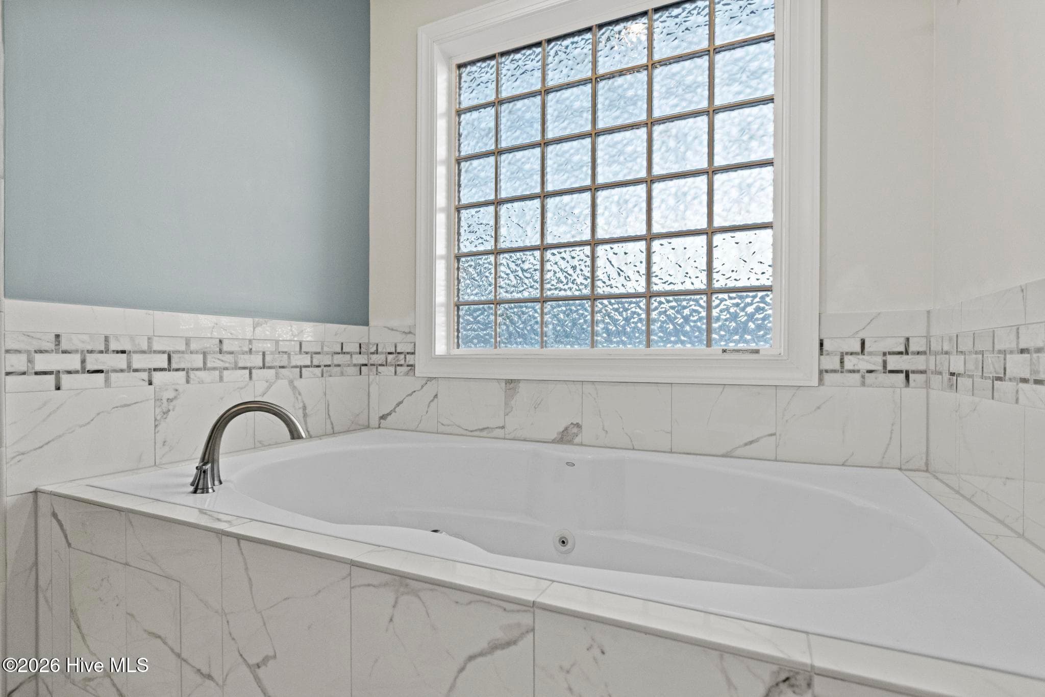 Primary suite with jetted soaking tub - 403 King Richard Court, Jacksonville, NC 28546