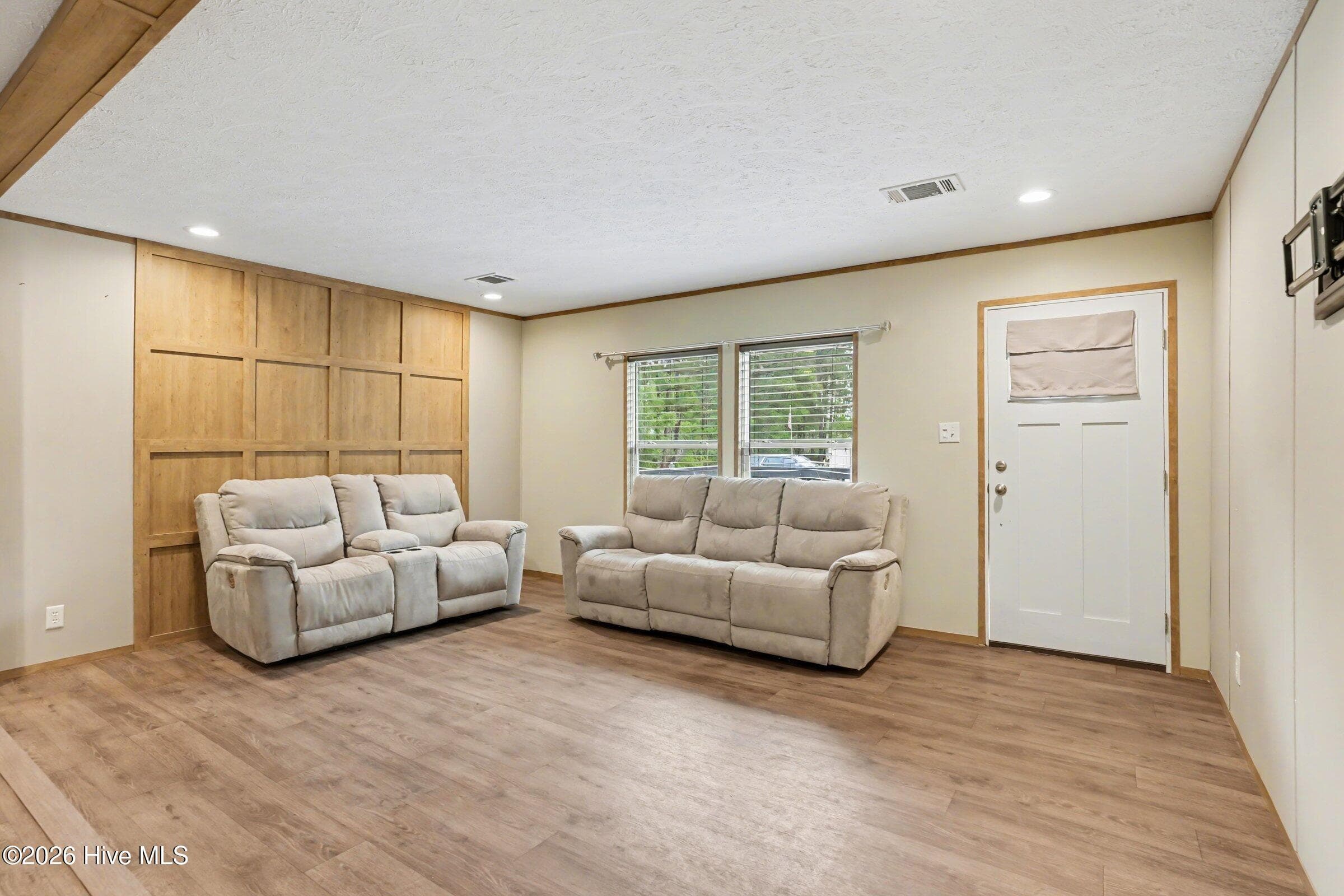 Manufactured Home at 335 Ridgewood Drive NW, Calabash, NC 28467, photo 7 of 39