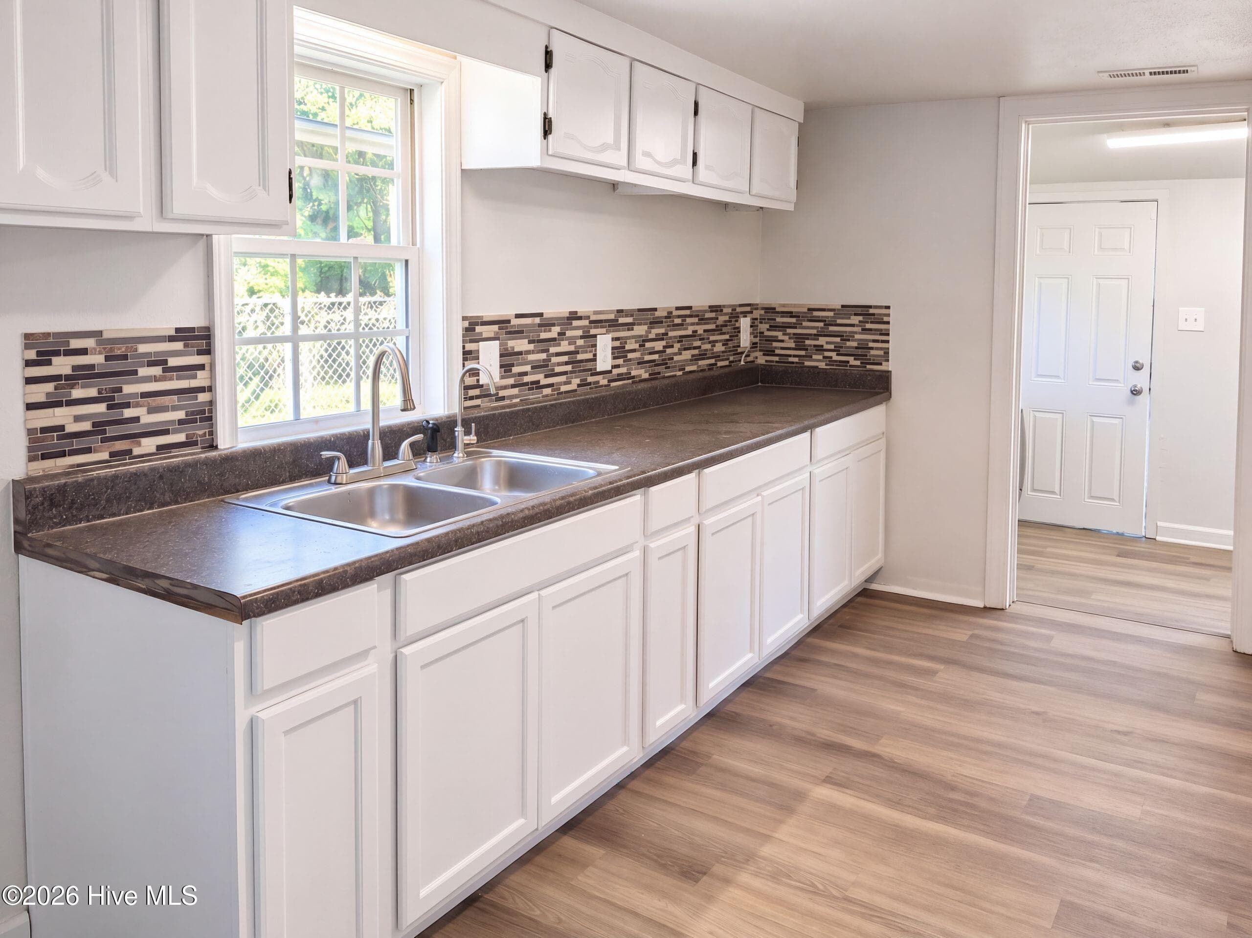 Single Family Residence at 206 N Poplar Street E, New Bern, NC 28560, New Bern, photo 9 of 14