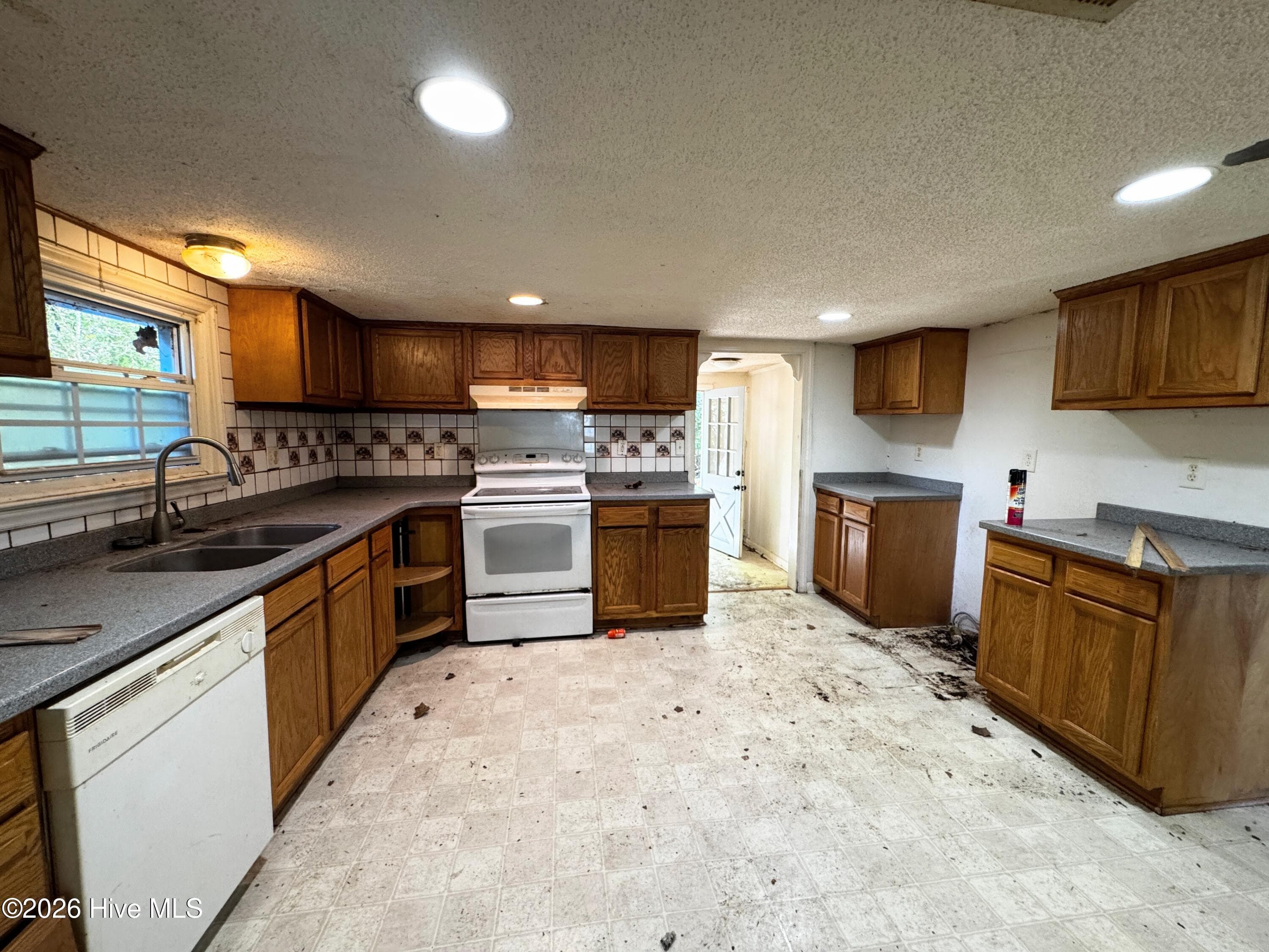 Single Family Residence at 739 Sloop Point Road, Hampstead, NC 28443, photo 6 of 32