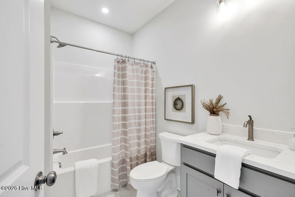 Guest Bathroom - 5202 Moonshell Loop, Wilmington, NC 28412