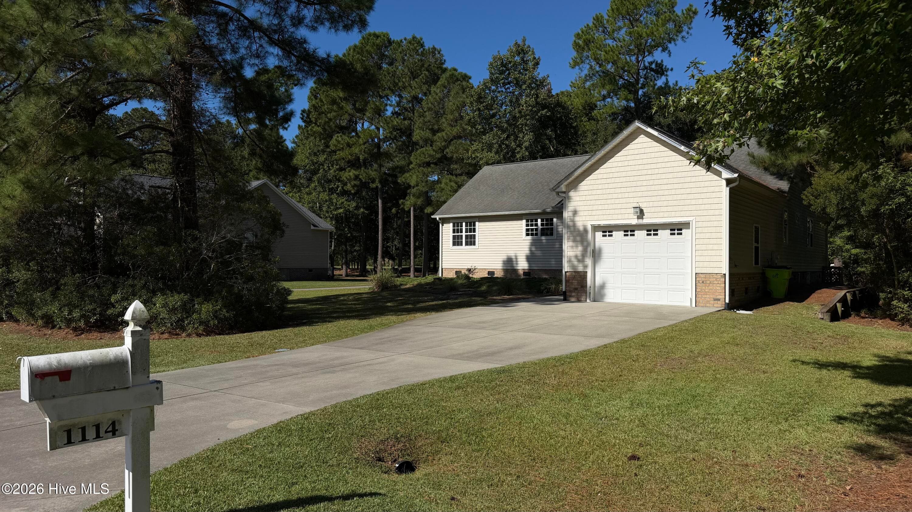 Long driveway with plenty of parking space! - 1114 Barkentine Drive, New Bern, NC 28560