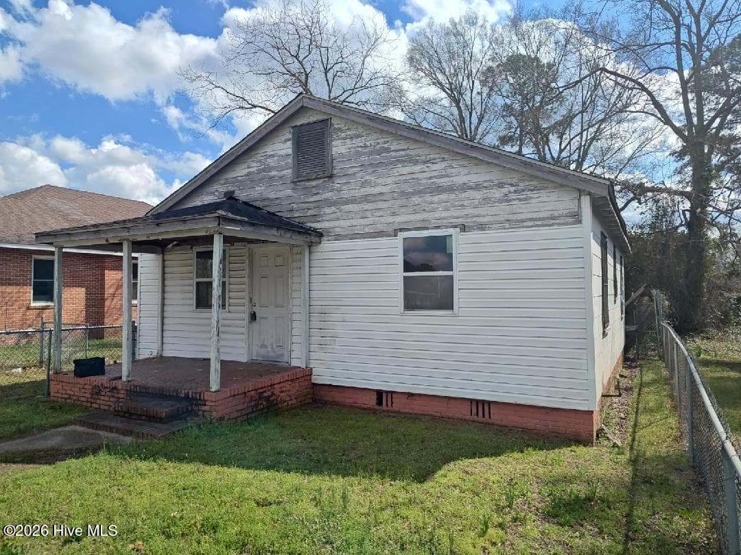 Single Family Residence at 317 E Peyton Avenue, Kinston, NC 28501