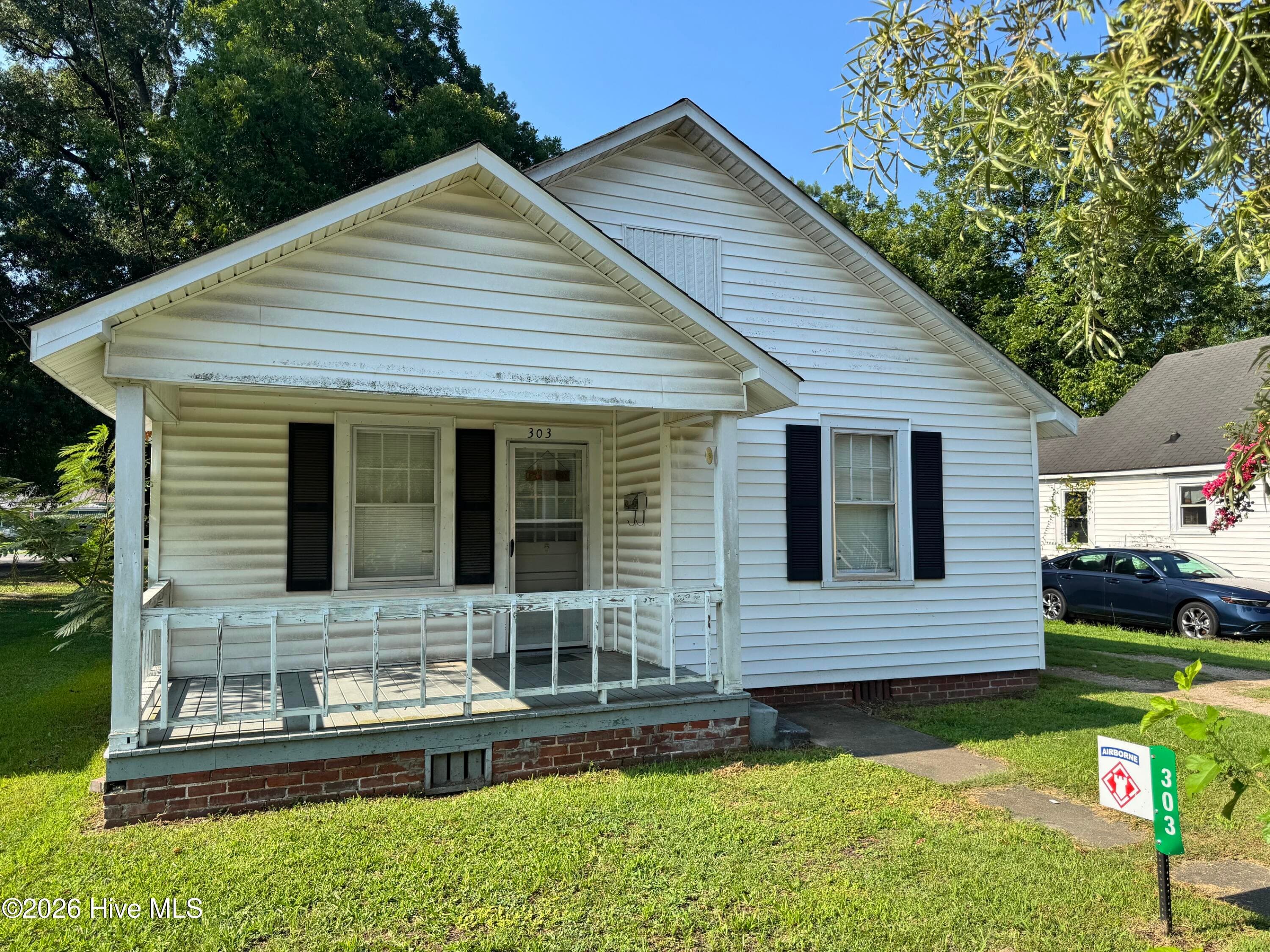 Single Family Residence at 303 E Grainger Avenue, Kinston, NC 28501, photo 2 of 2