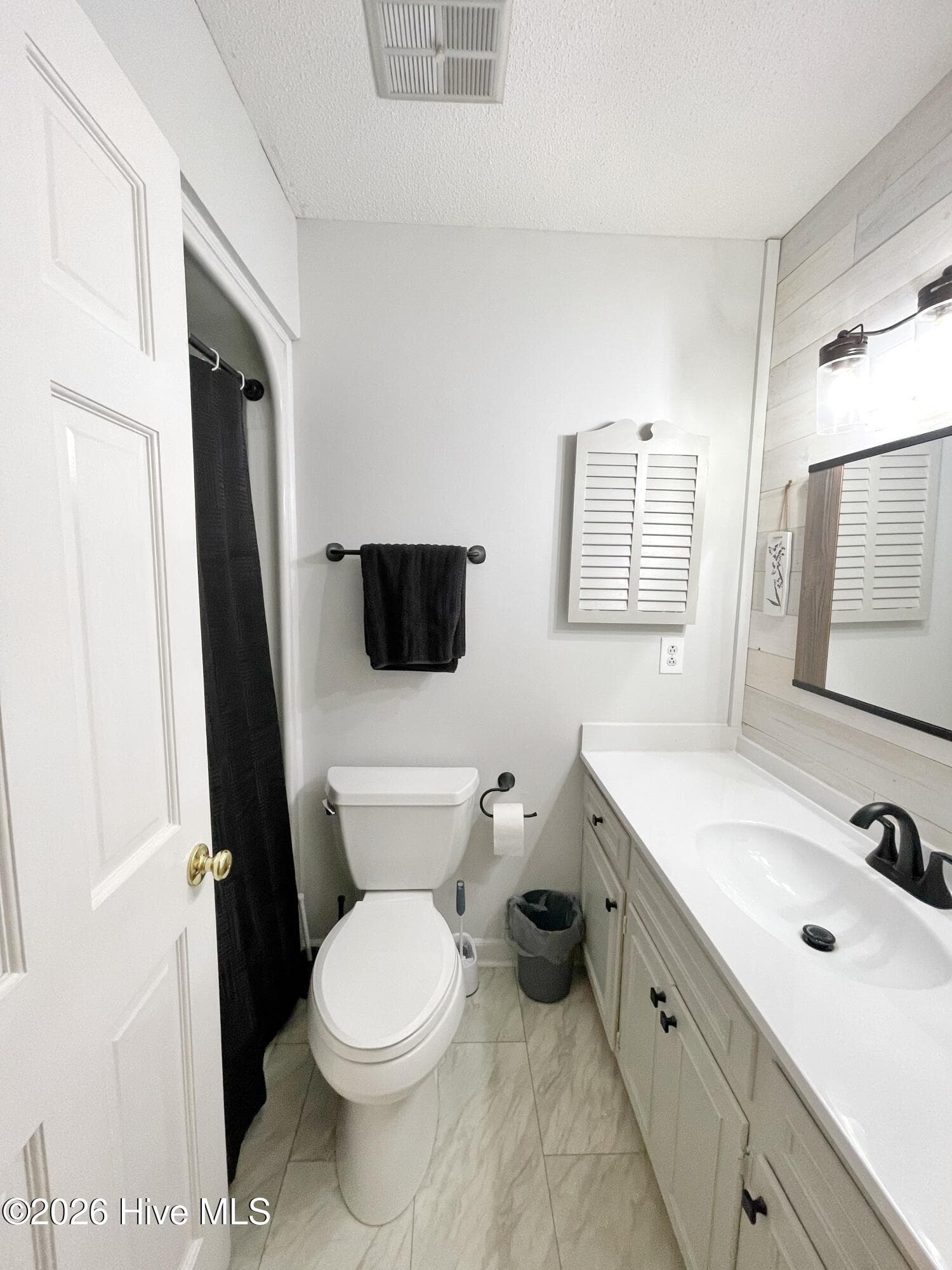 Townhouse at 1 Quarterdeck, New Bern, NC 28562, photo 8 of 12