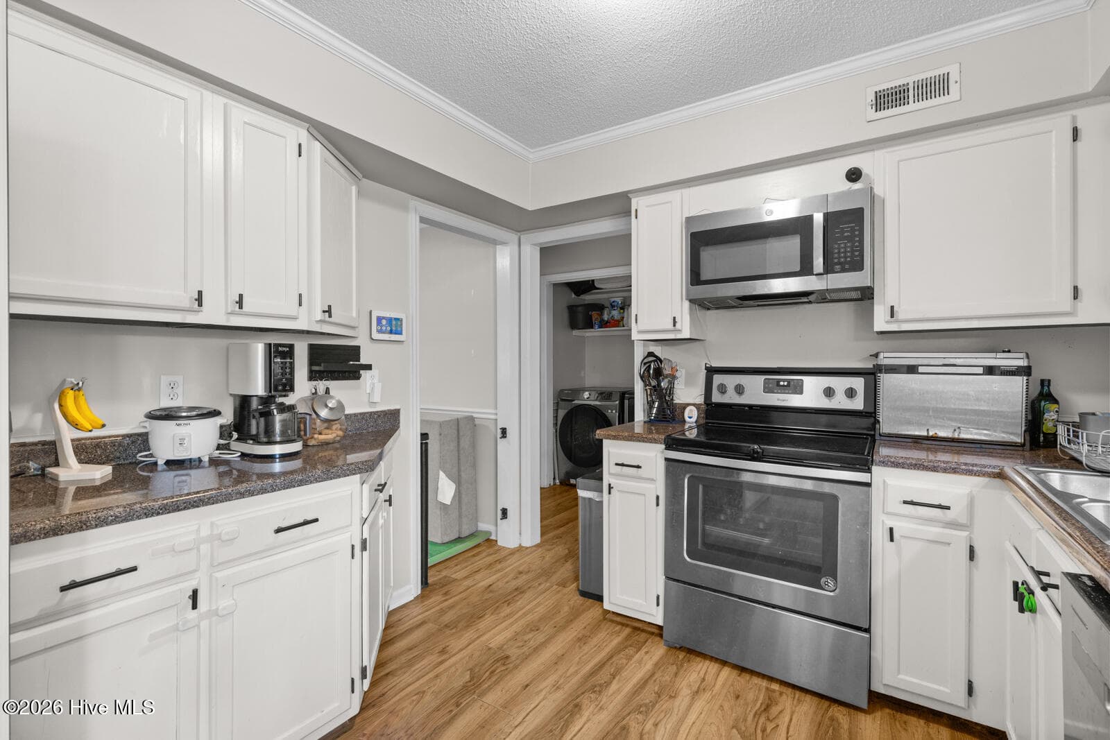 Single Family Residence at 405 Wolf Run Drive, Jacksonville, NC 28546, photo 11 of 31