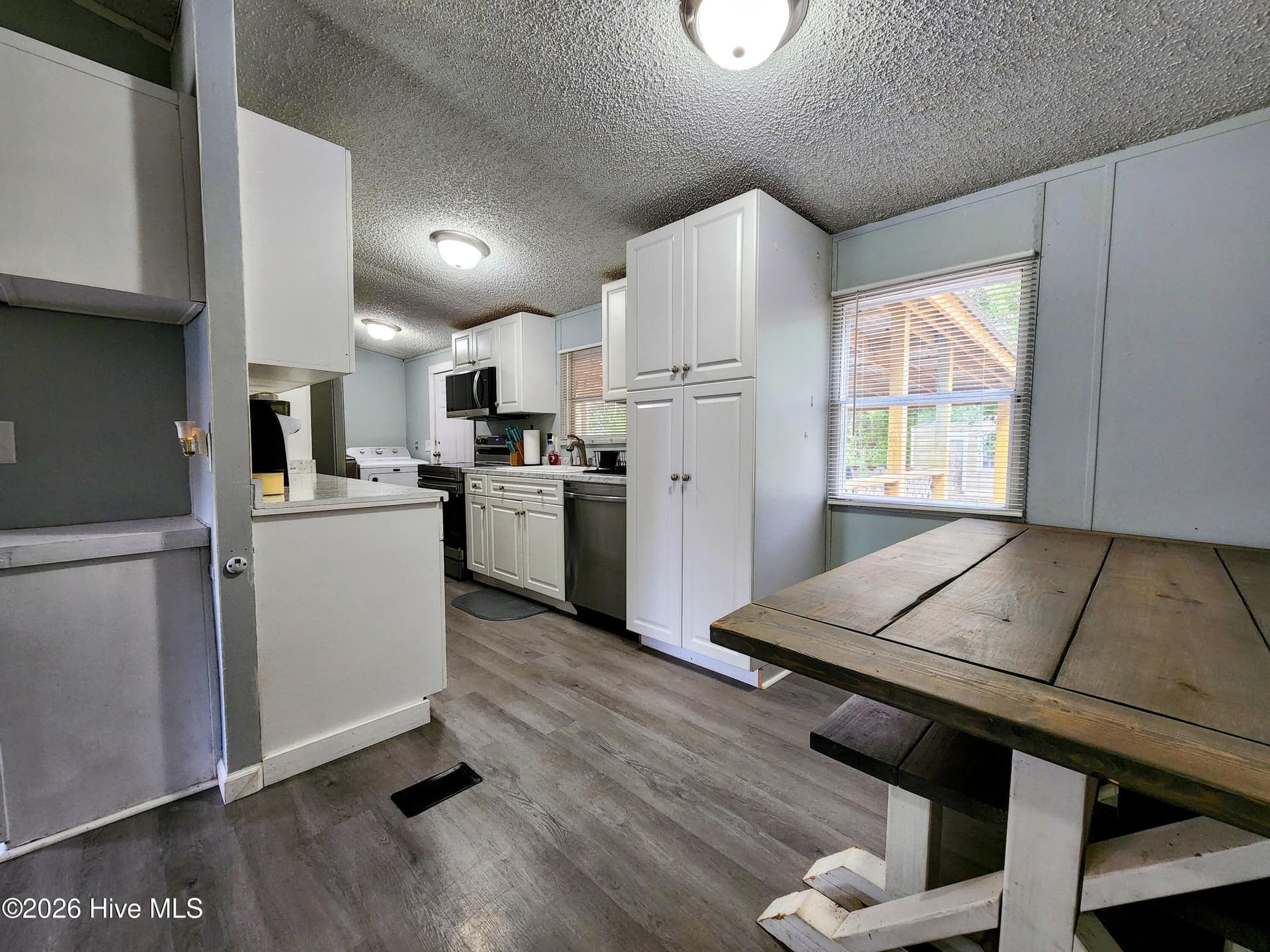 Manufactured Home at 623 Sandy Bluff Drive SW, Supply, NC 28462, photo 5 of 26