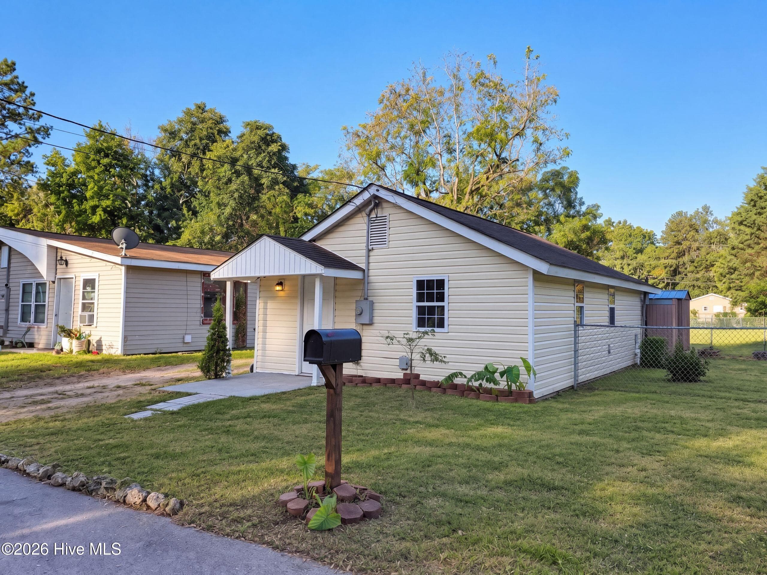 Single Family Residence at 206 N Poplar Street E, New Bern, NC 28560, New Bern, photo 6 of 14