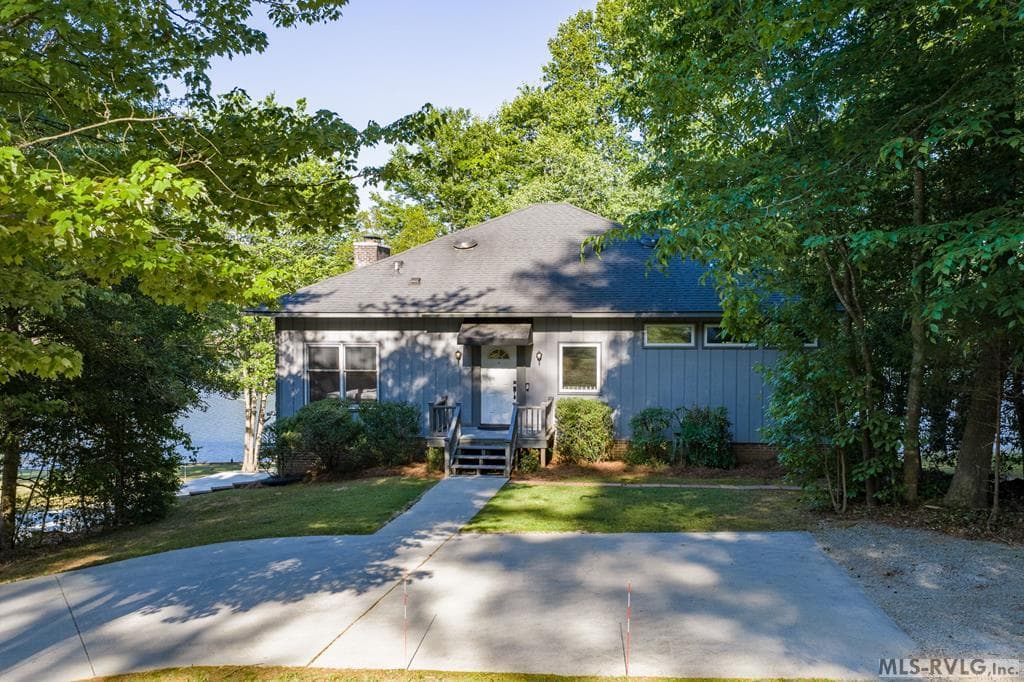999 Hawthorne Dr, Bracey VA 23919