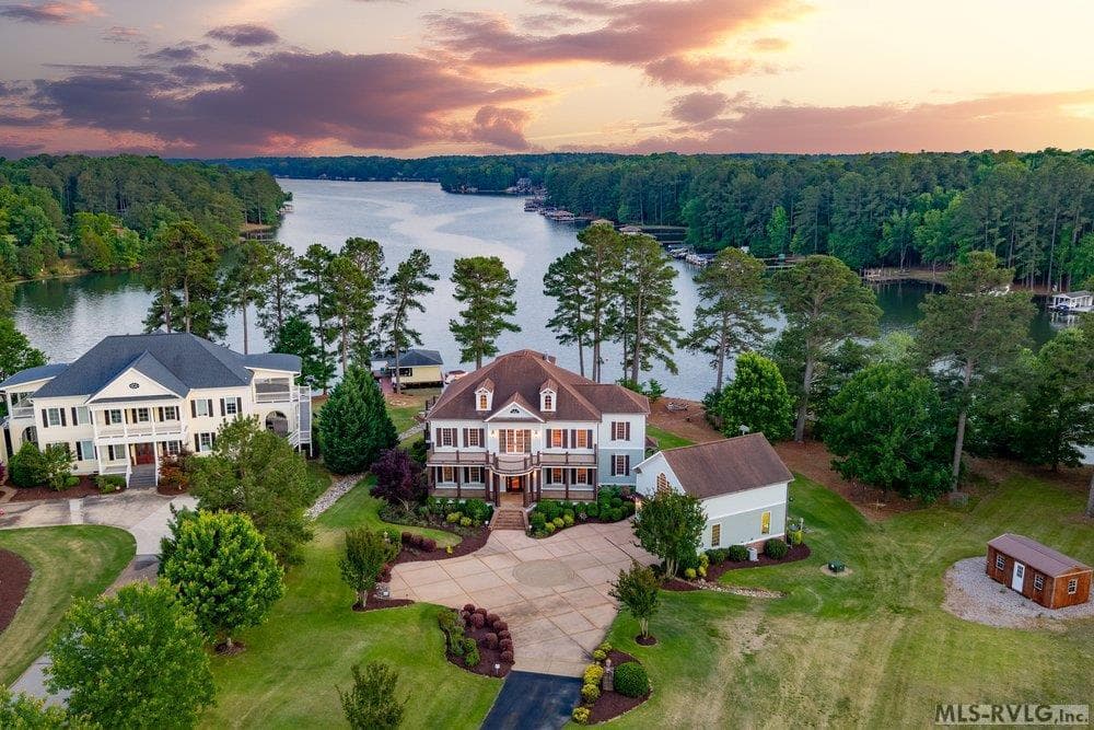Lake Gaston Luxury, A beautiful lakefront retreat that feels like a private five-star resort. - 381 West Bend Dr., Gasburg VA 23857, Gasburg