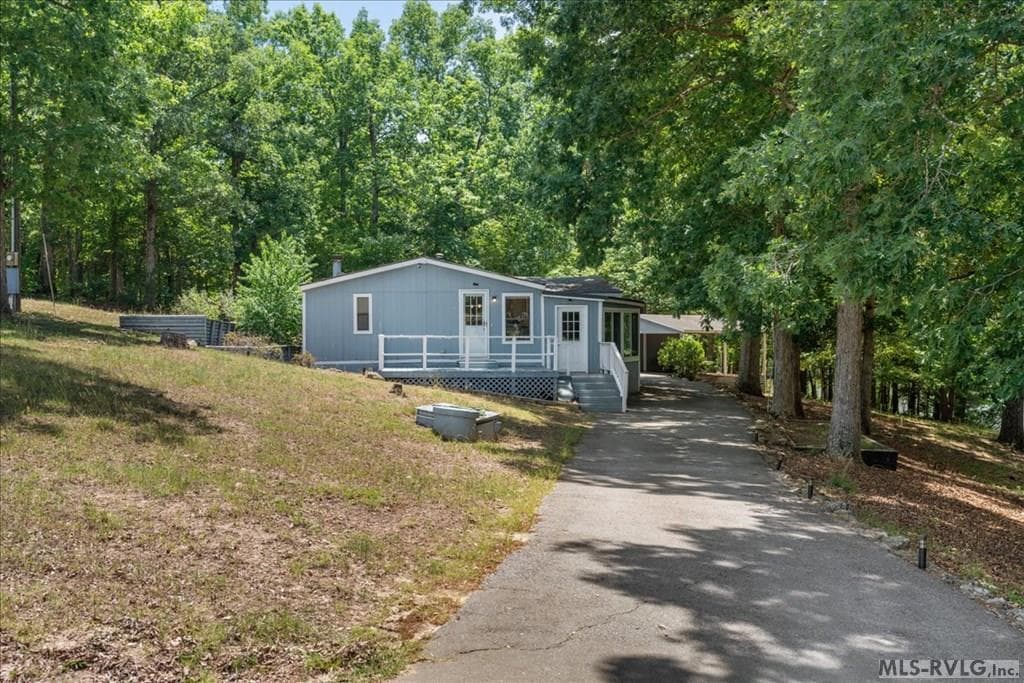 Poplar Creek, Just moments from the Main Lake, convenient to businesses on the lake such as The Shady Shack & The Honey Hole