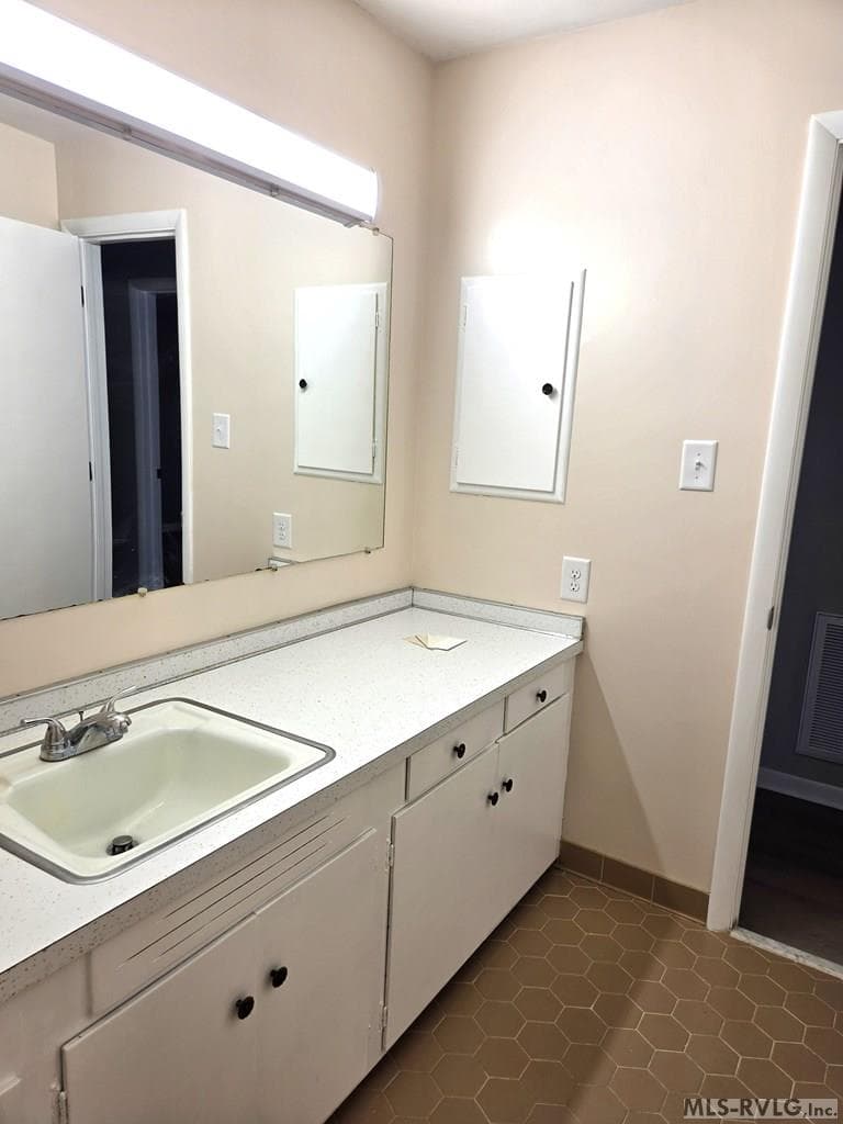 MASTER BATHROOM C